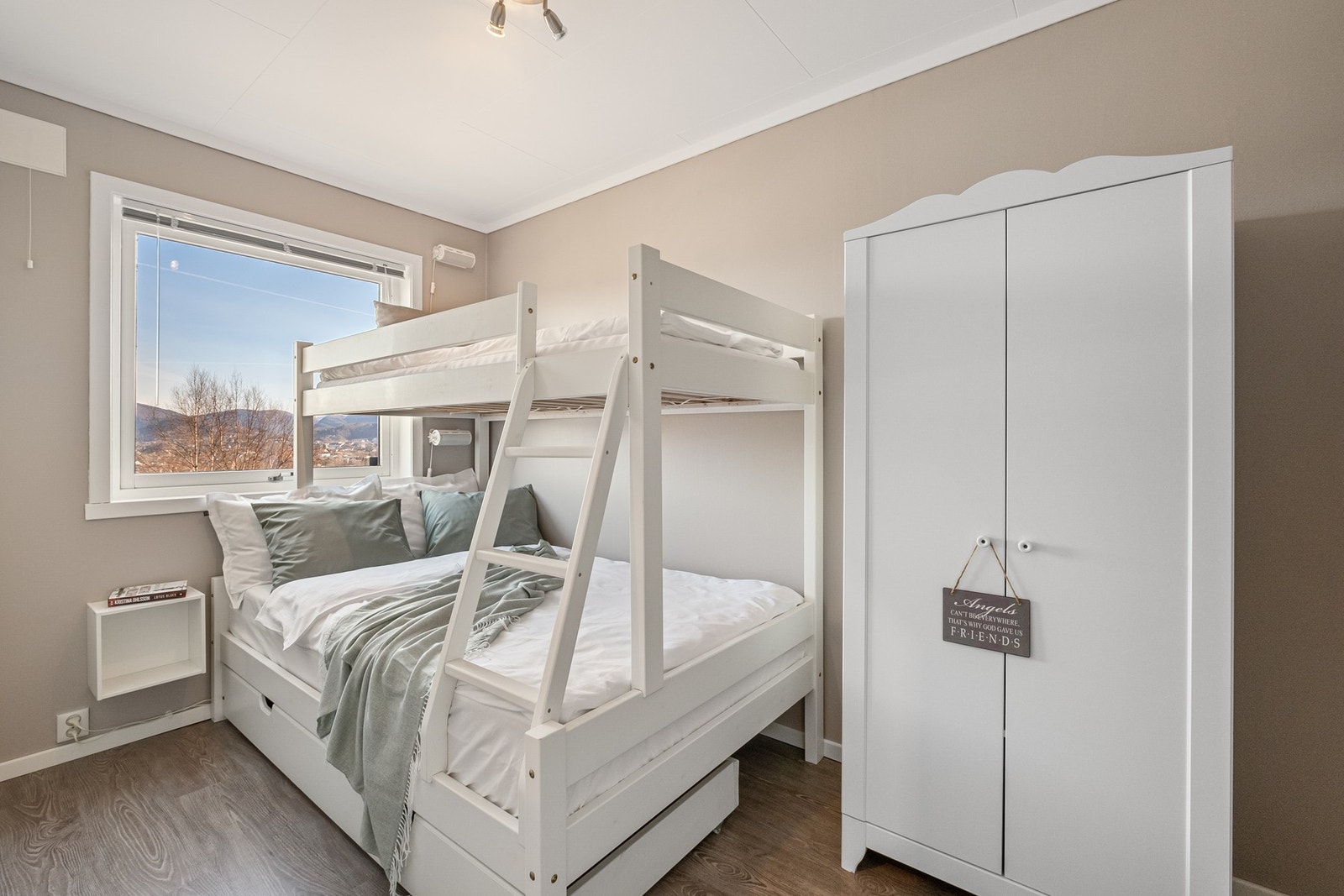 Soverommet i hovedetasjen måler 7 kvadratmeter, og er smart innredet. Galleribilde