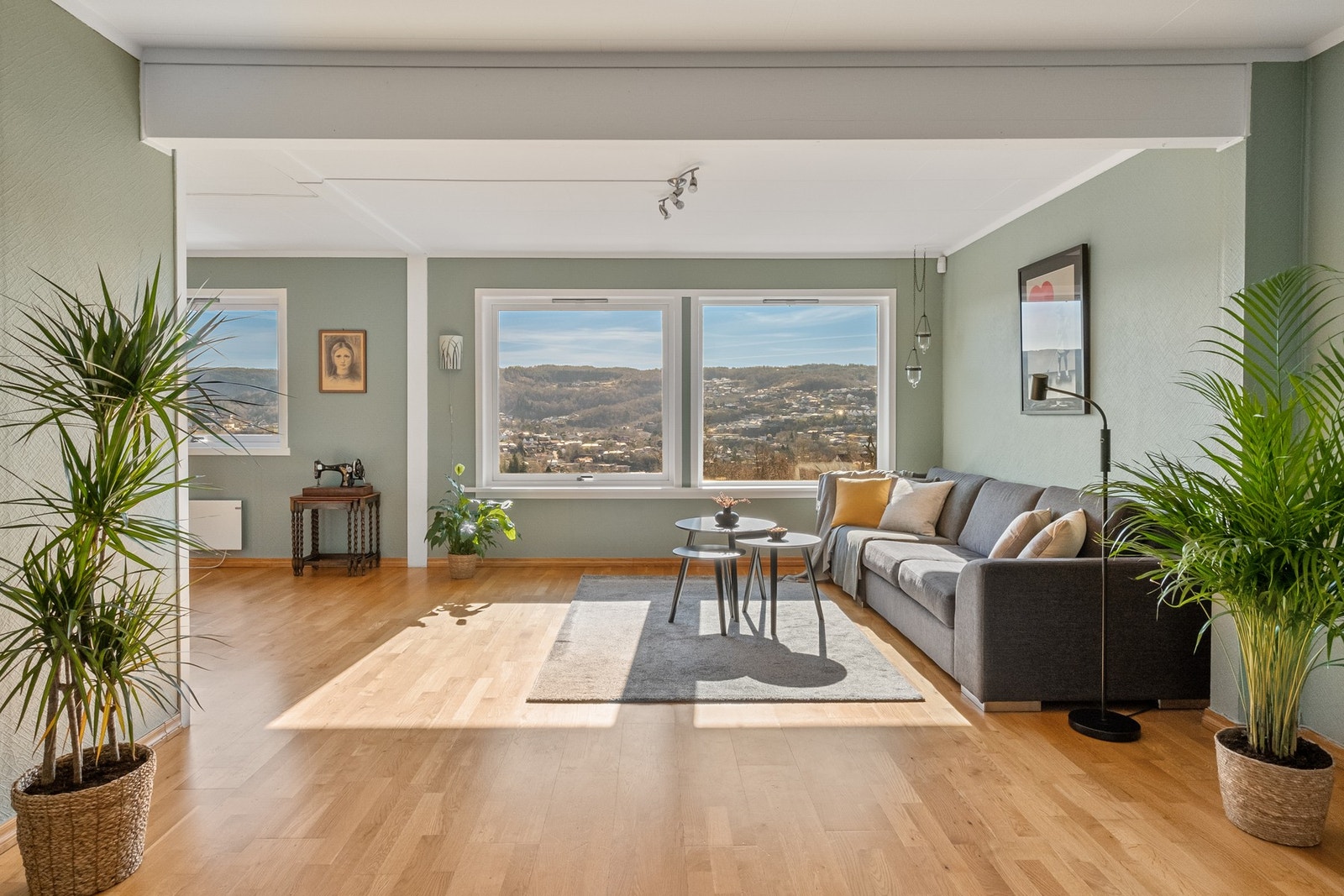 Stuen måler 37,4 kvadratmeter, og er enkel å innrede. Galleribilde