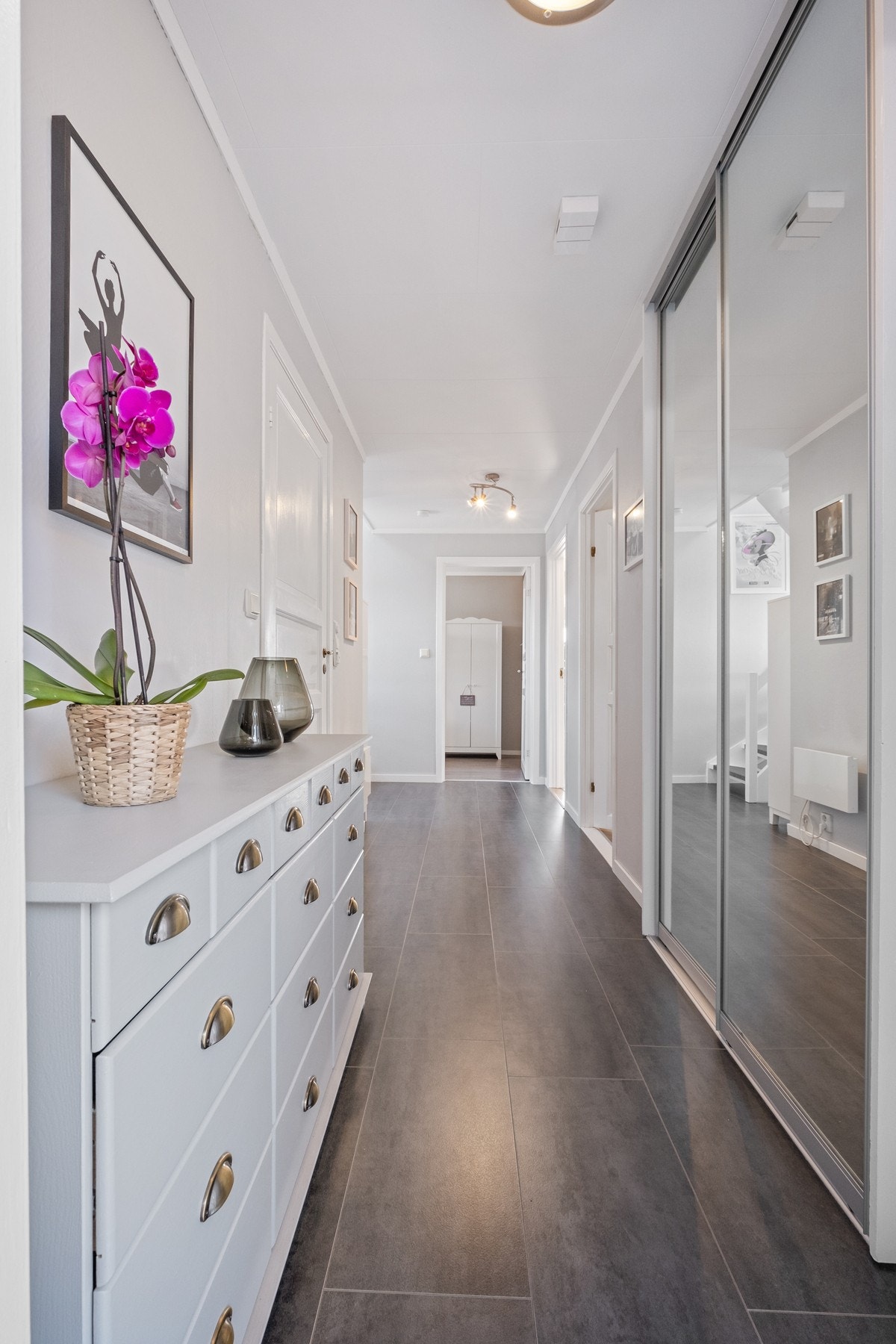 Praktisk og romslig skyvedørsgarderobe i entré. Galleribilde