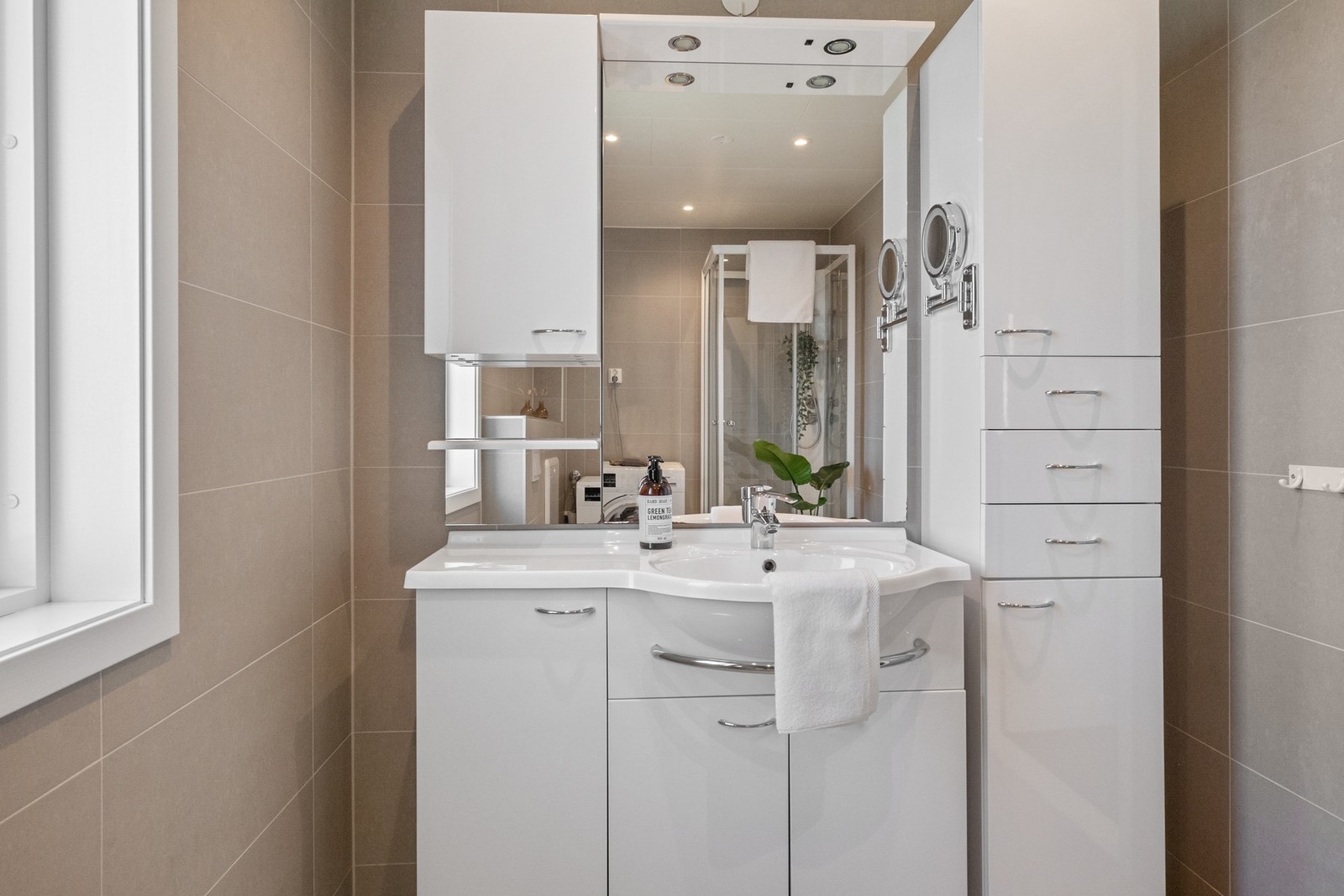 Godt med lagringsplass i baderomsmøblementet og opplegg for vaskemaskin og tørketrommel. Galleribilde