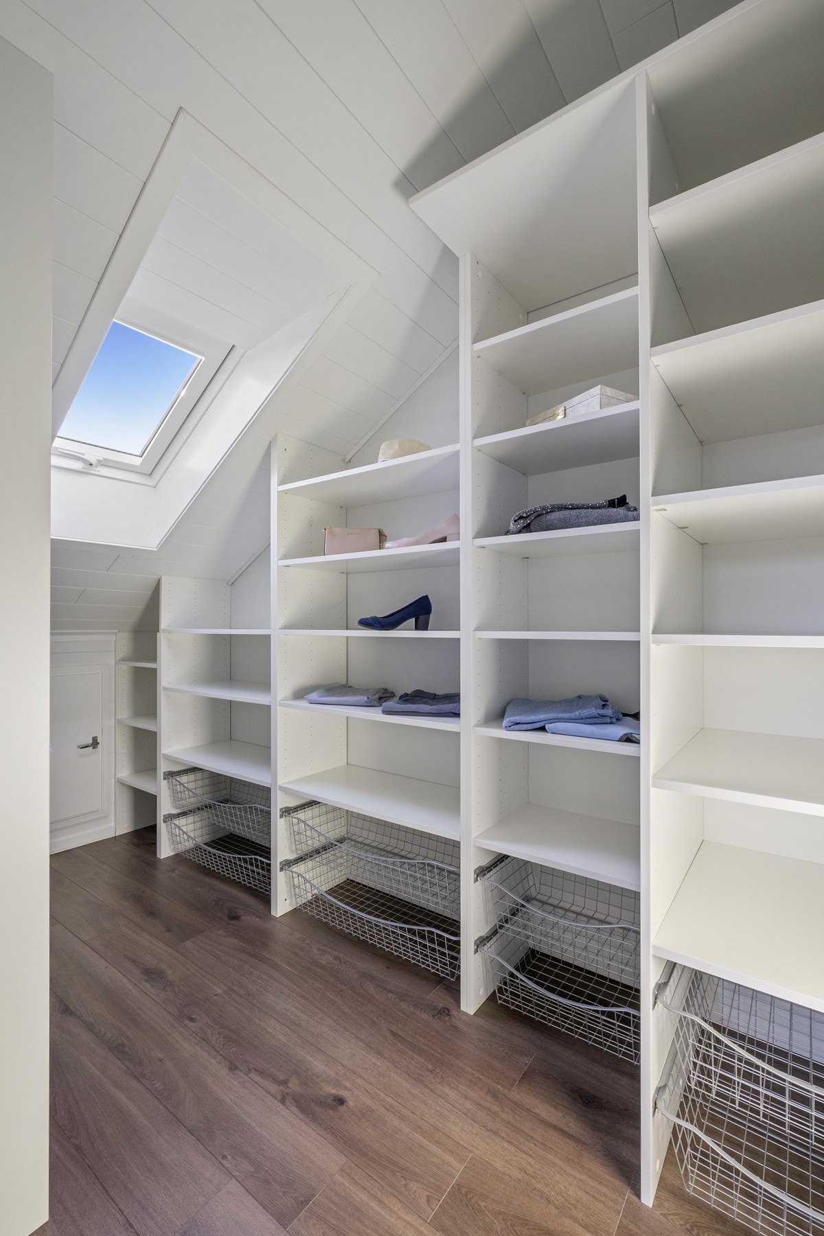 Her har man godt med skapplass. Rommet er godt utnyttet. Galleribilde