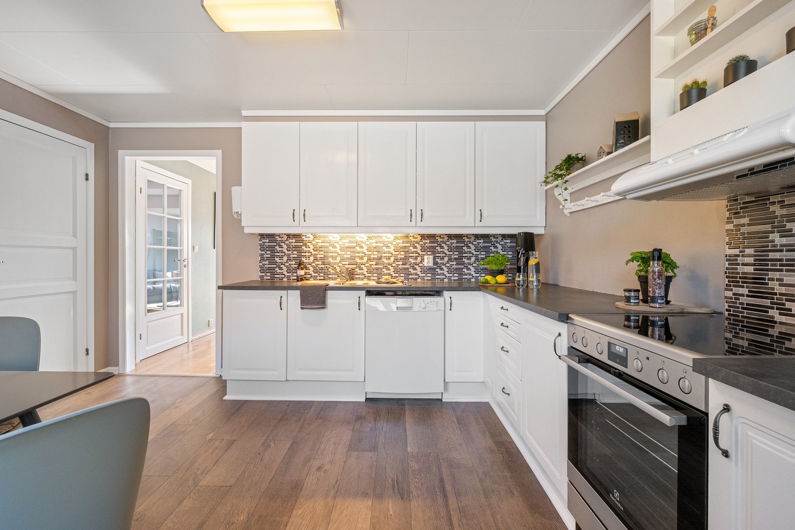 Godt med skap- og benkeplass. Galleribilde