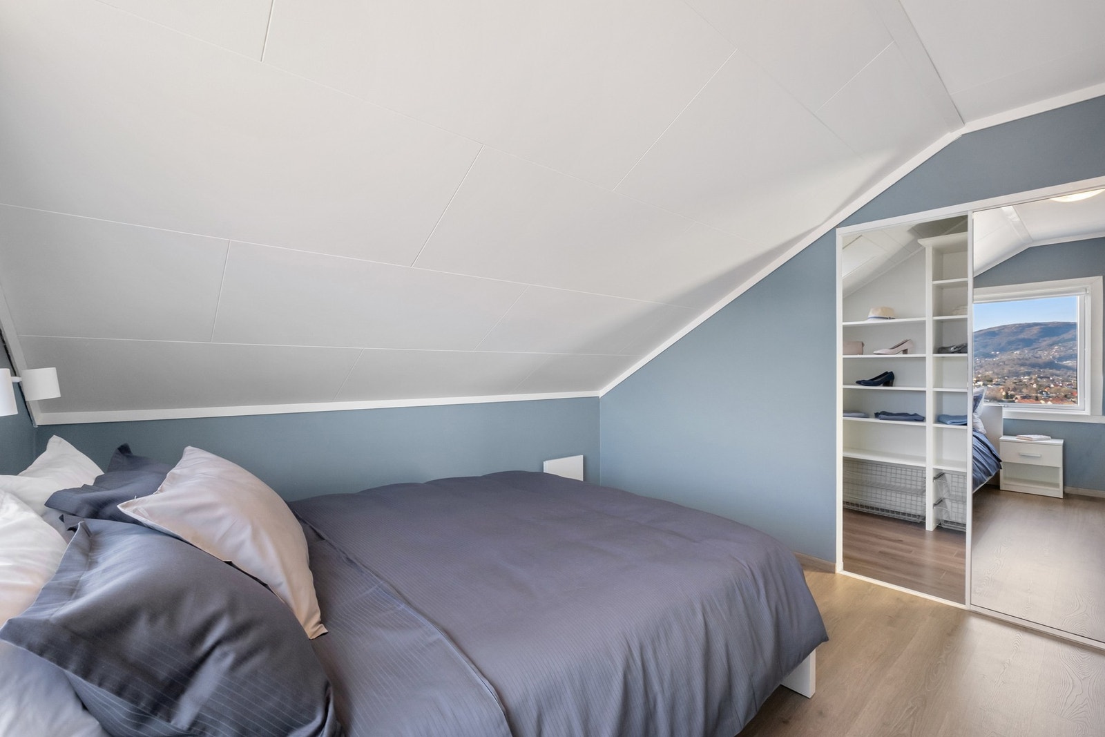 Inngang til praktisk walk-in garderobe. Galleribilde