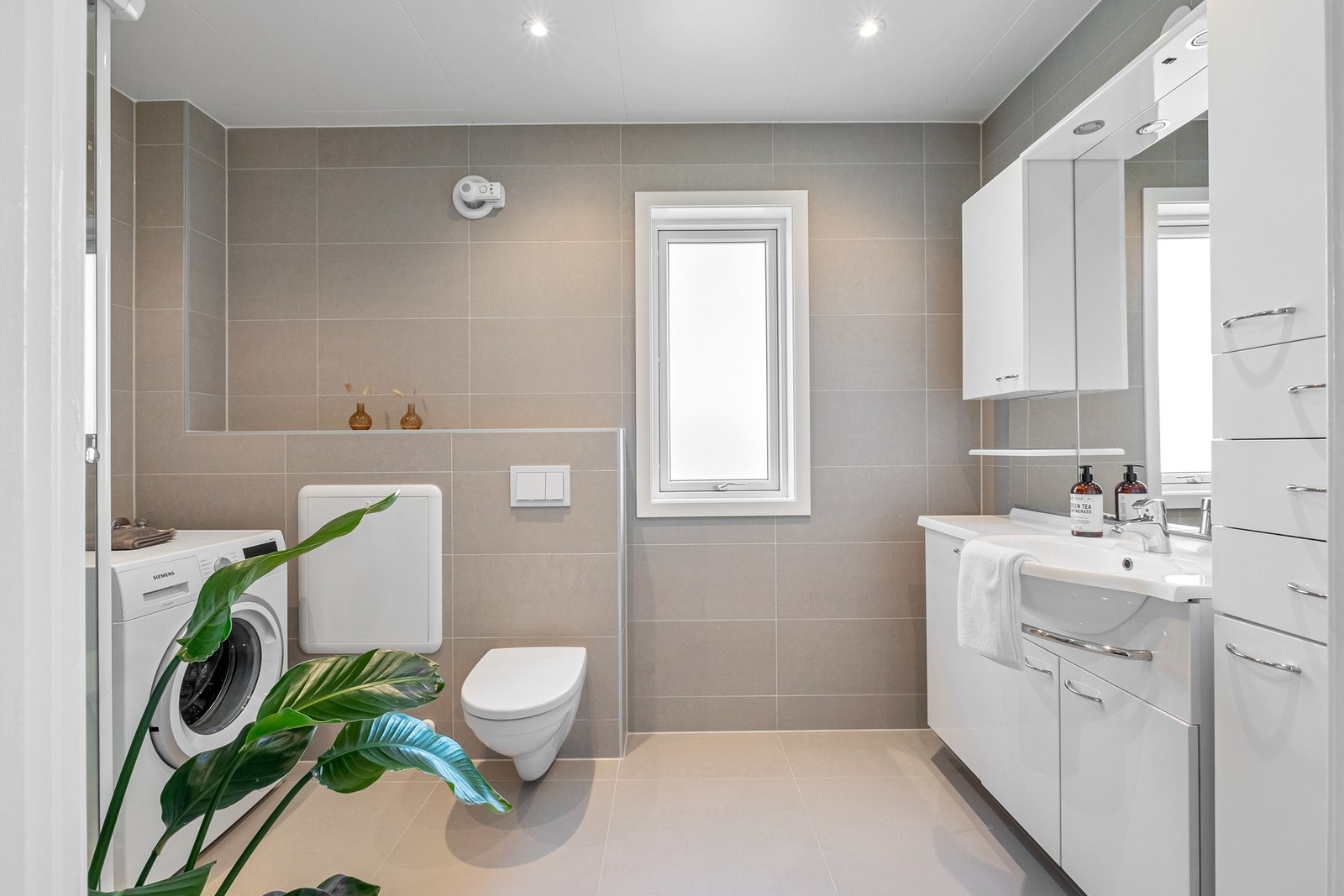 Helfliset og moderne bad på 5,9 kvadratmeter. Galleribilde