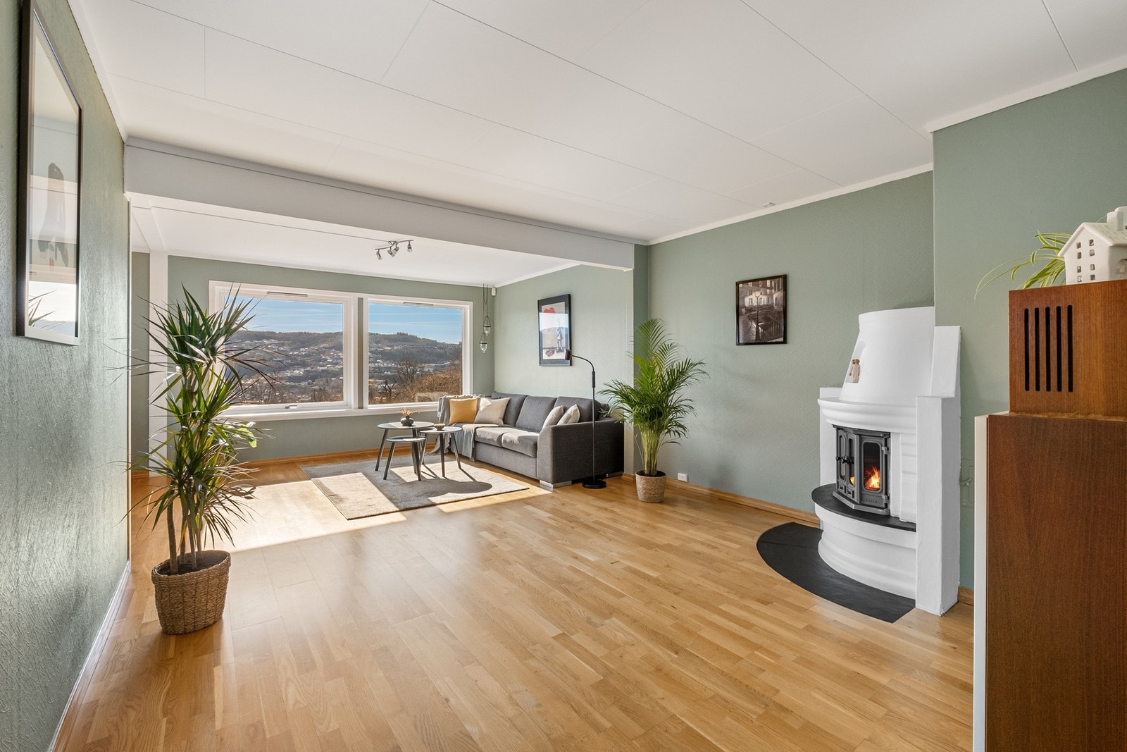 Bergby Partners v/ Kim-André Arnesen og Torbjørn Folgerø presenterer Søråshøgda 274! En praktisk familiebolig i særdeles barnevennlige omgivelser. Galleribilde