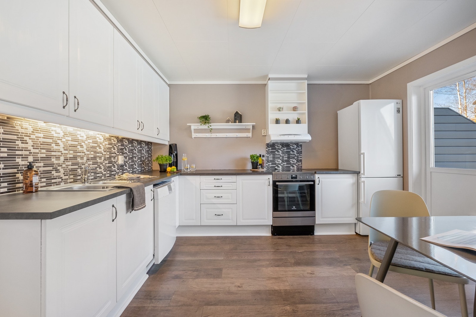 Kjøkken med tidløs innredning. Galleribilde