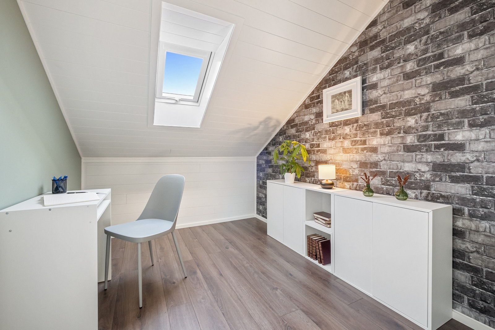 Kontoret måler 4,9 kvadratmeter. Rommet har tidligere vært benyttet som bod. Galleribilde