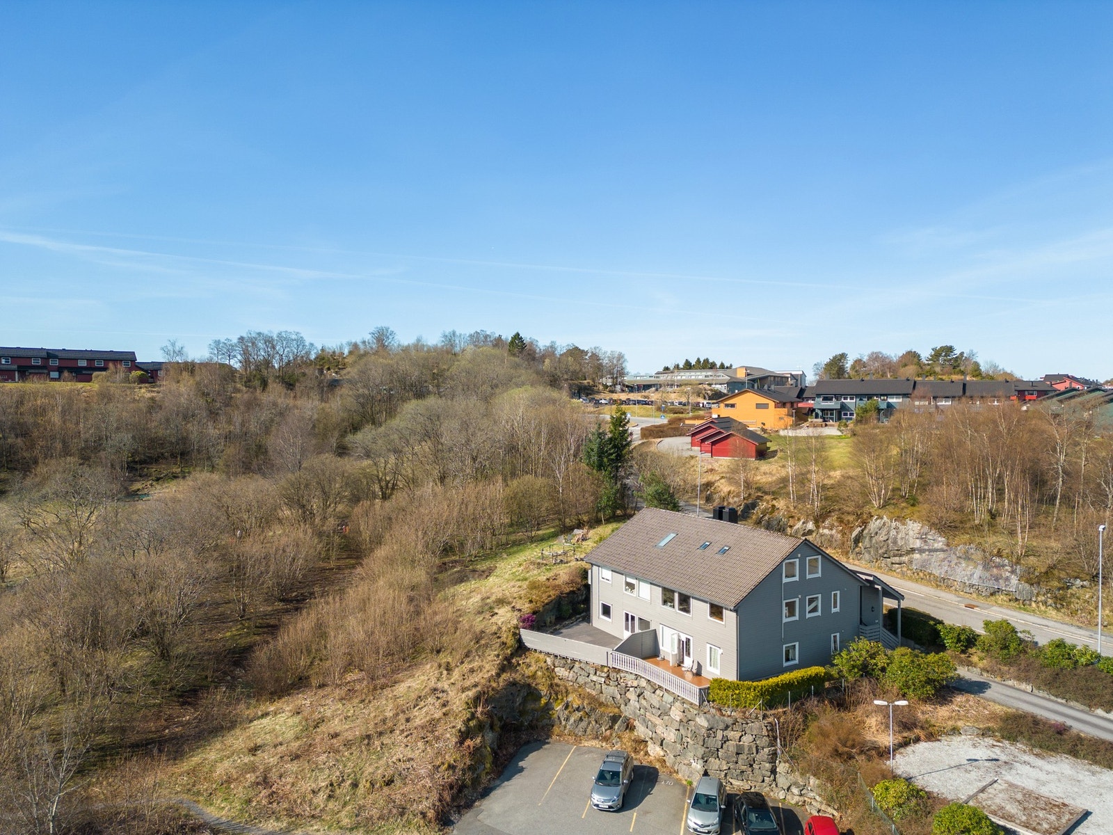 Parkering på nedsiden av boligen. Her er det mulighet å få satt opp lader til bil. Galleribilde