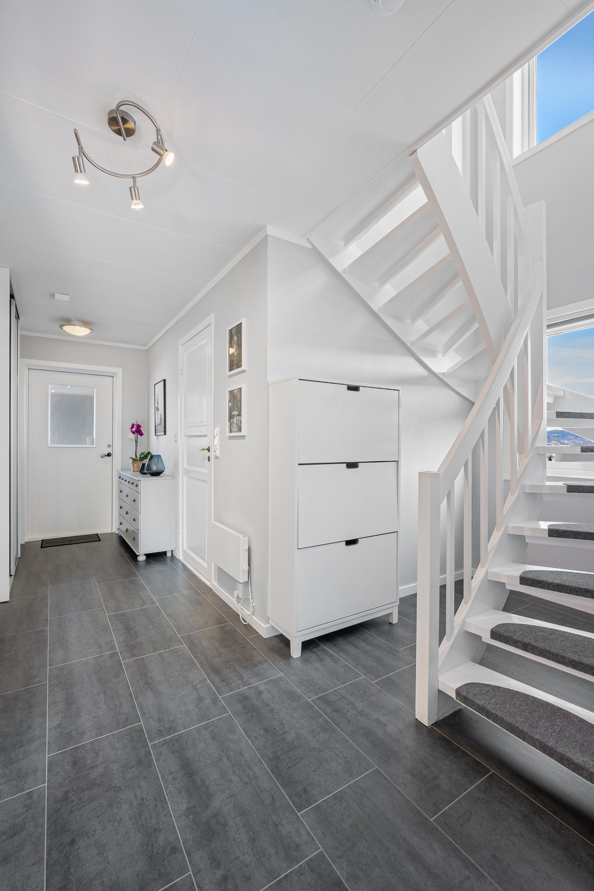 Opp trappen finner vi rom benyttet som soverom, kontor, loftstue og garderobe. Galleribilde