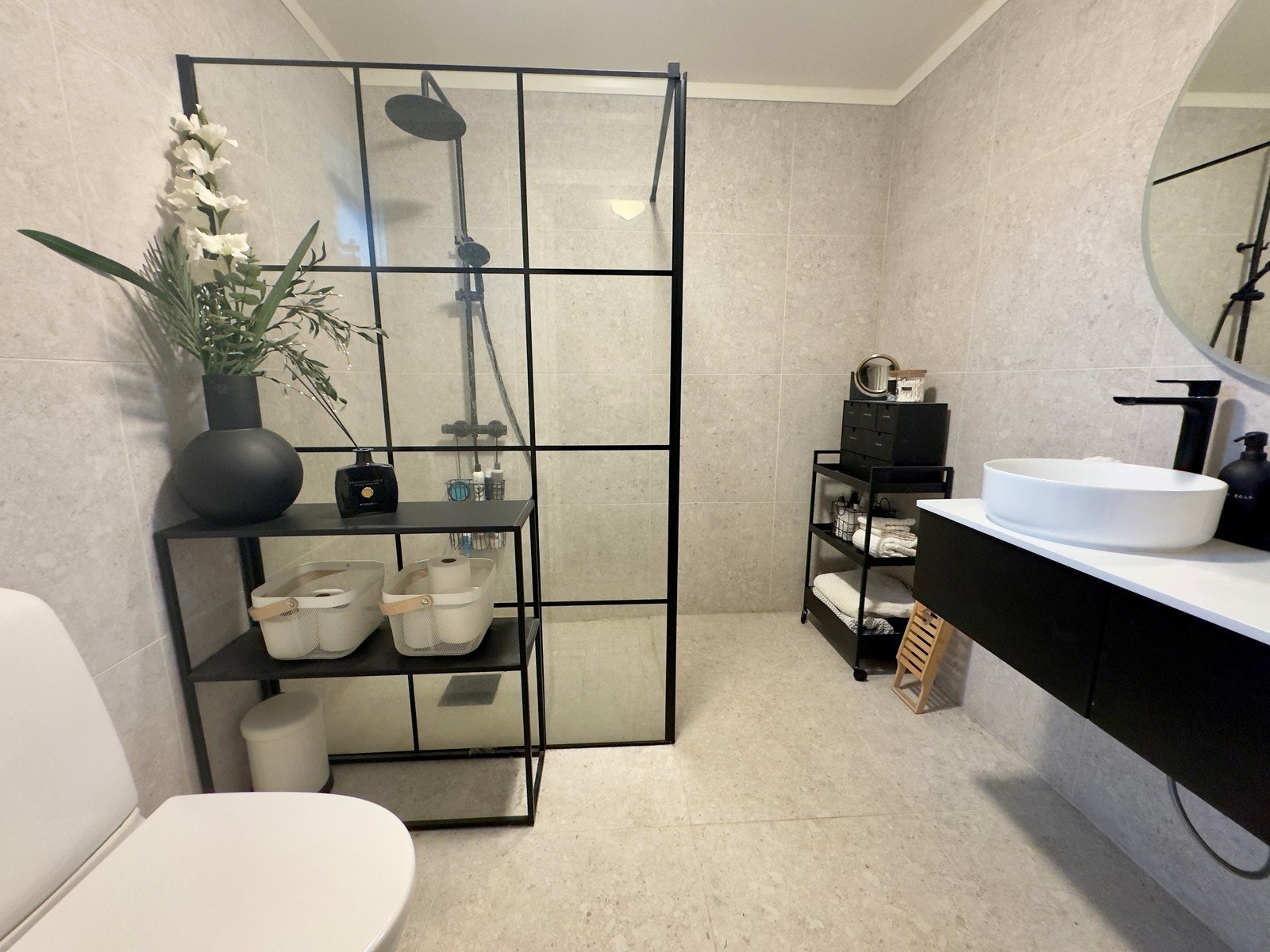 Nyere bad med moderne fliser og innredning. Galleribilde