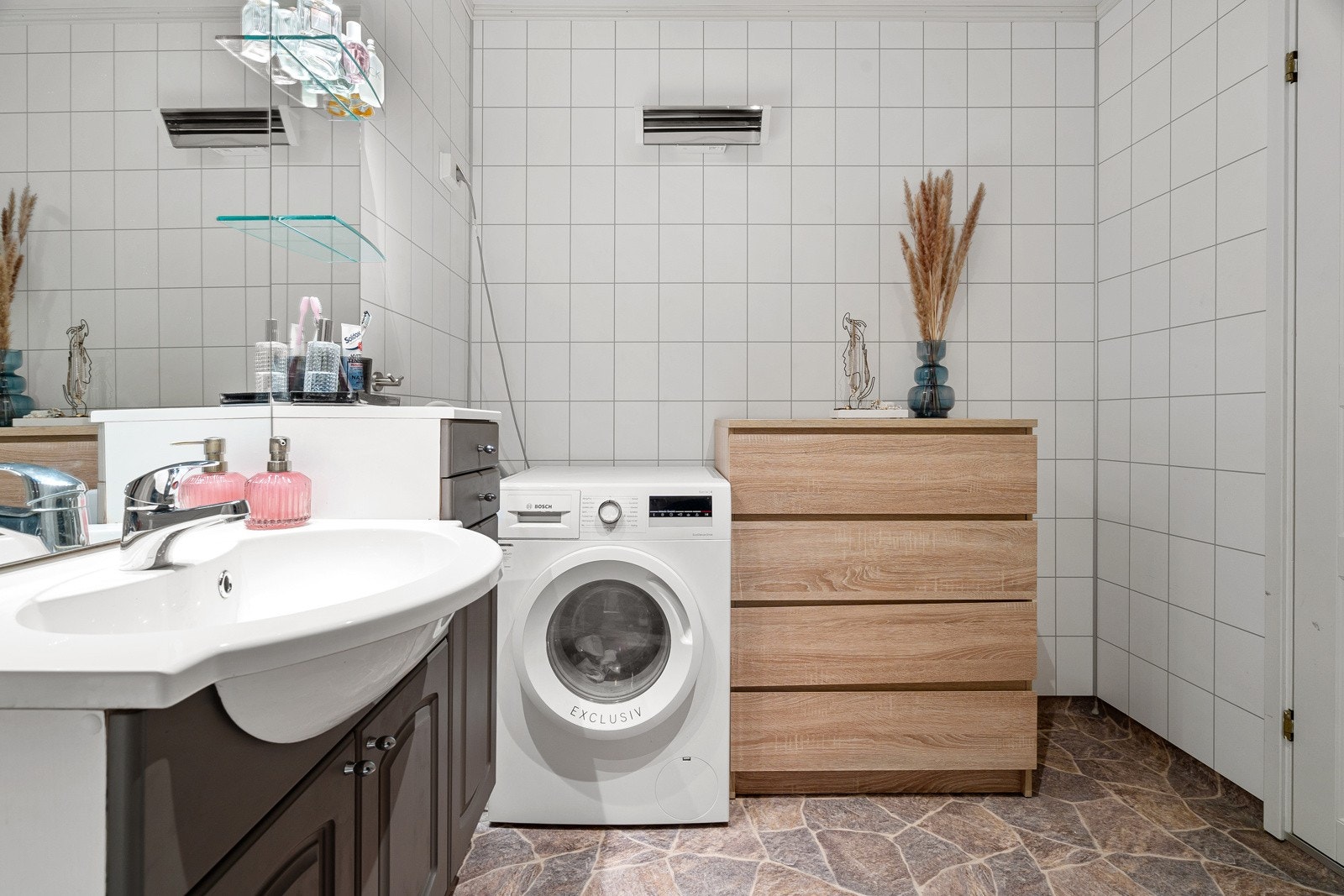 Badet har god plass til både lagring og vask/trommel Galleribilde