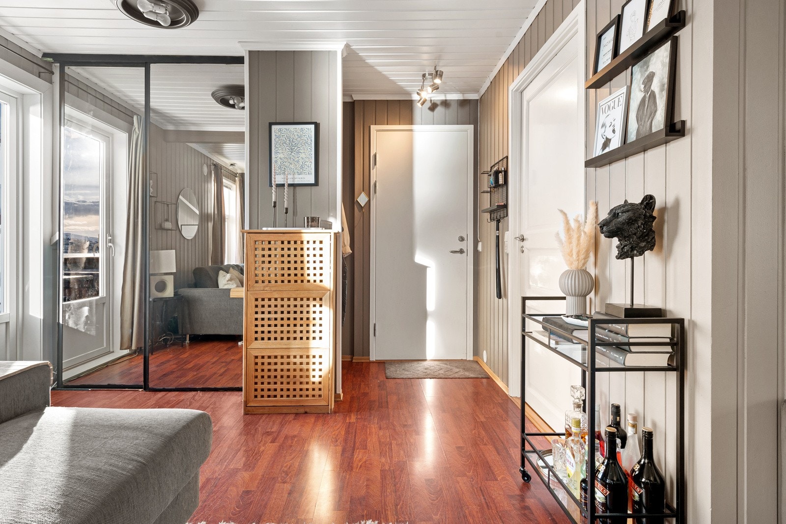 Inngangspartiet leder inn i stuen Galleribilde