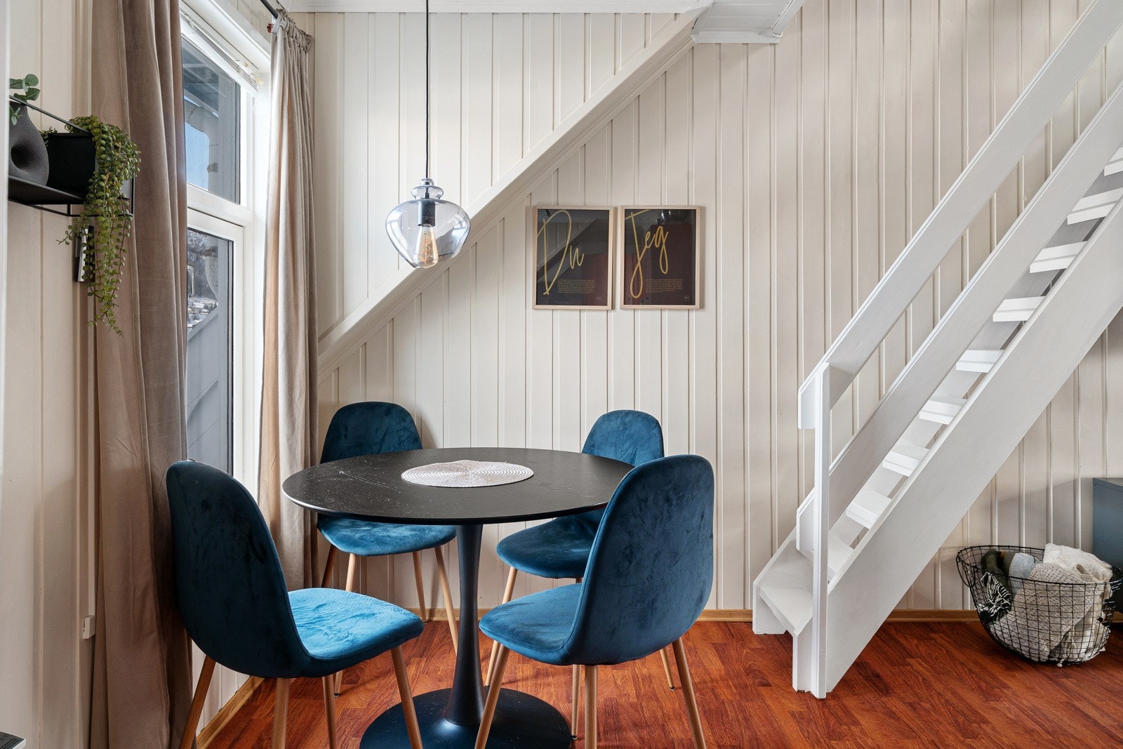 Naturlig spisesone mellom kjøkken og stue Galleribilde