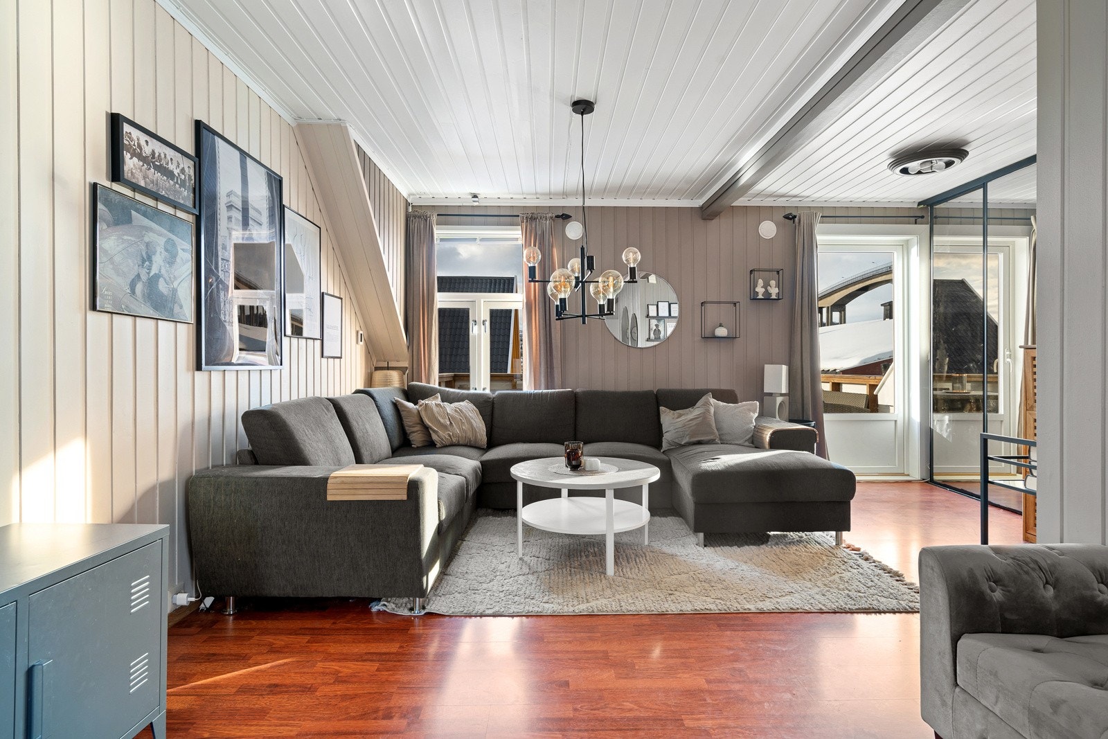 Romslig stue med gode innredningsmuligheter Galleribilde