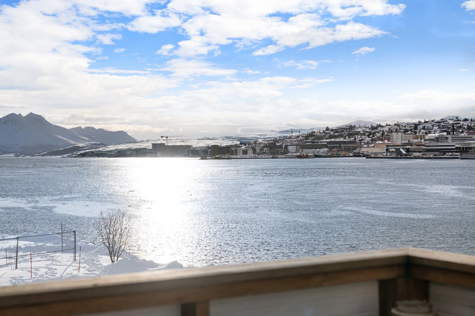 Balkongen egner seg til å nyte en kopp kaffe mens man speider ut over aktiviteten i sundet Galleribilde