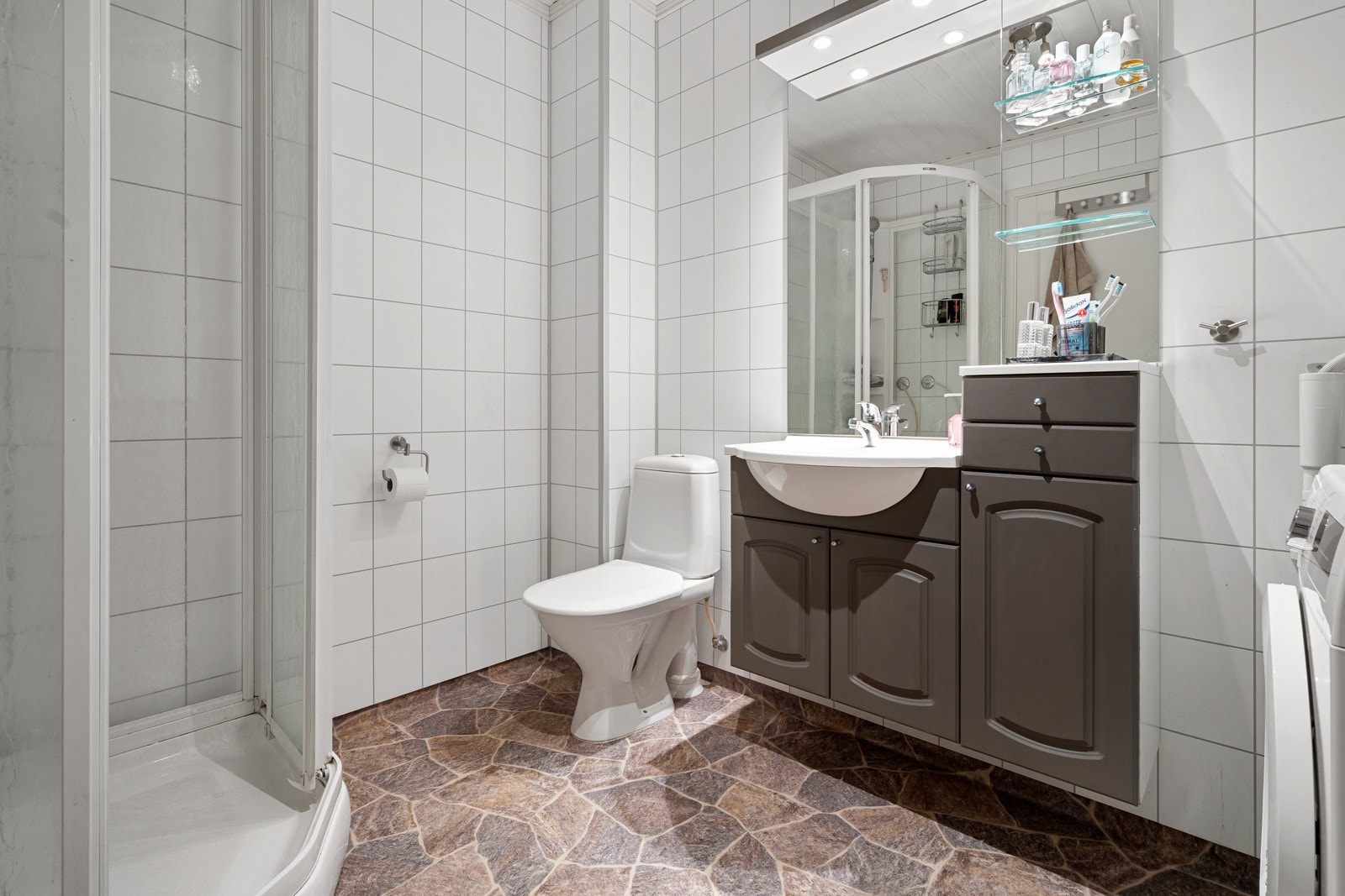 Lyst bad med stort speil og dusjkabinett Galleribilde