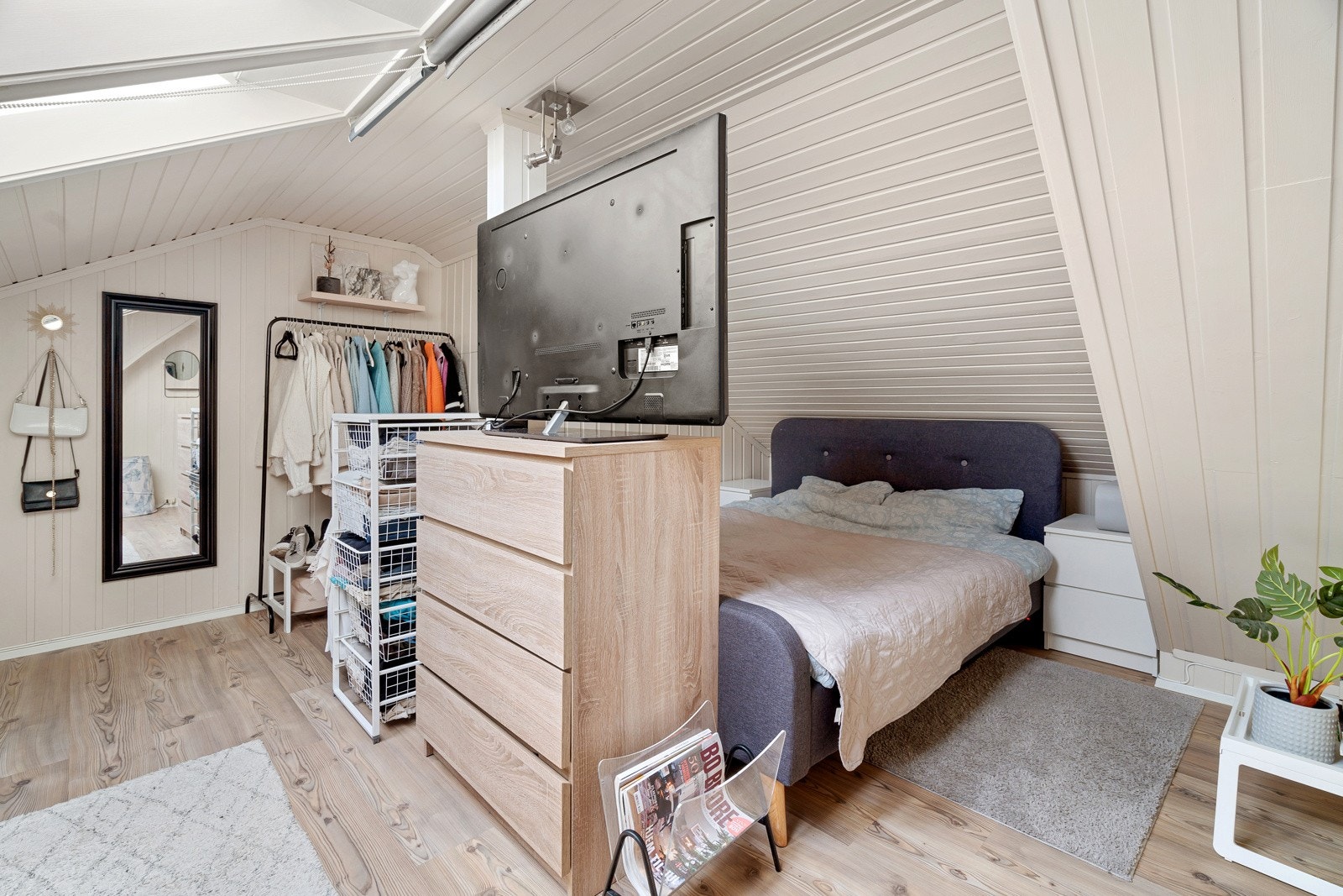 Lyst soverom med stor plass til seng og tilhørende møblement! Galleribilde