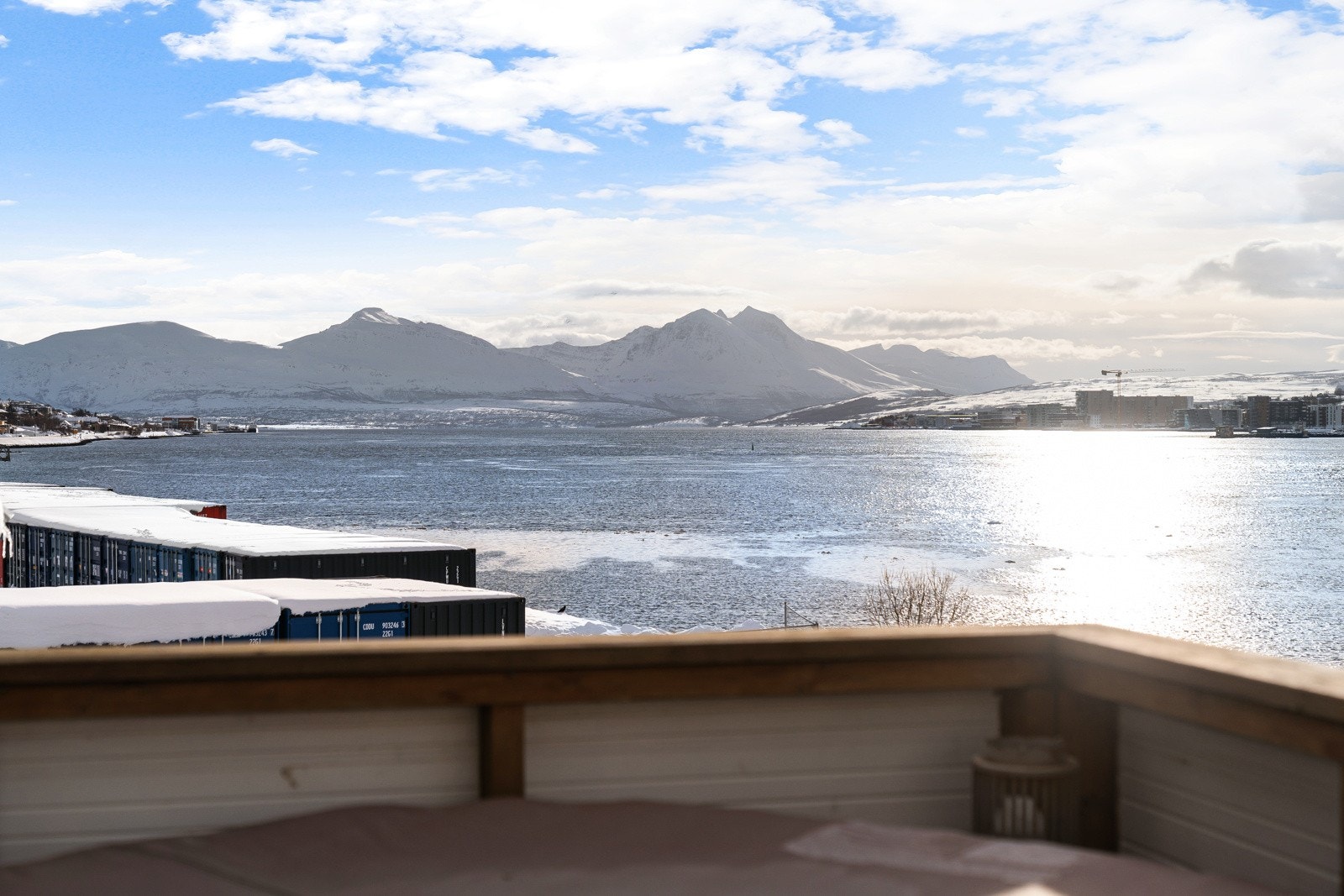 Flott utsikt! Her mot Malangsfjellene - som bader seg i sola Galleribilde