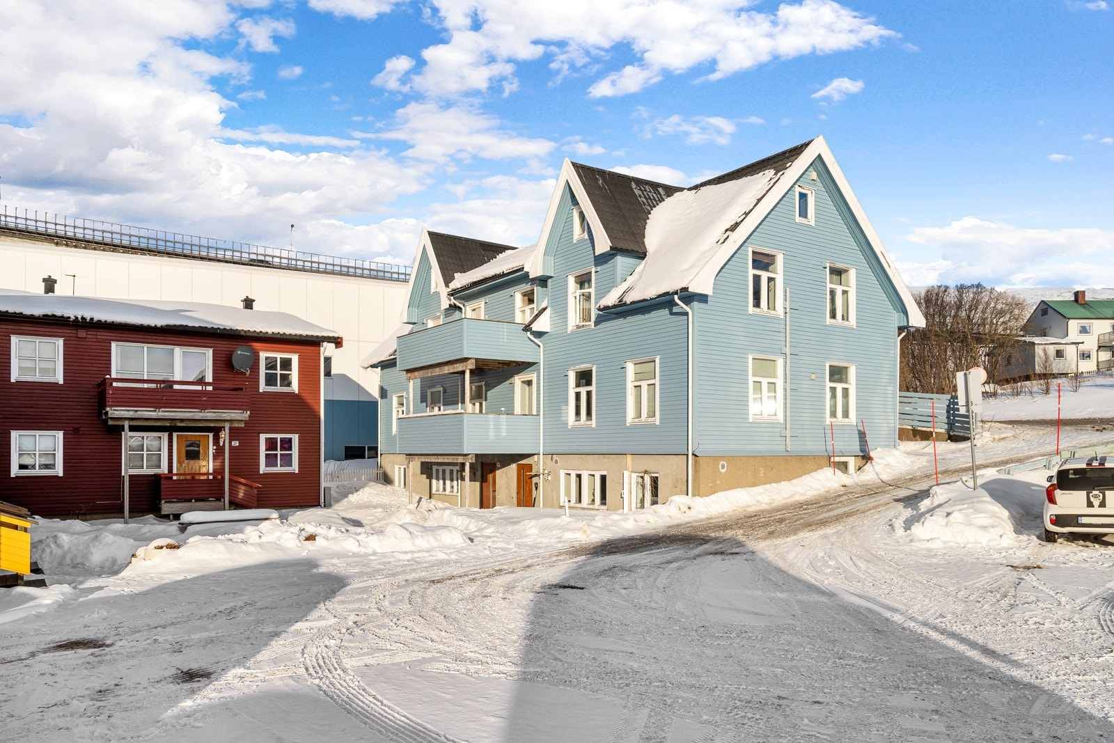 Parkeringsplasser for sameiet beliggende på nabotomten Galleribilde