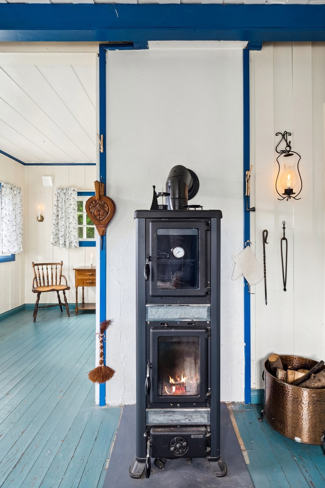 Stemningsfull vedovn. Galleribilde