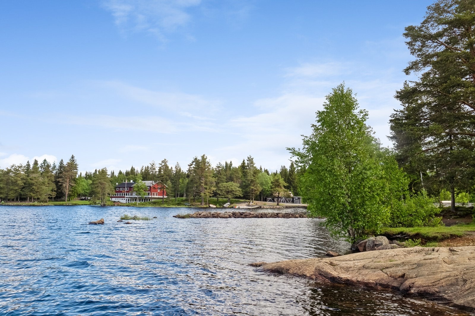 Nydelig ved Skumsjøen, fine bade- og fiskemuligheter. Galleribilde