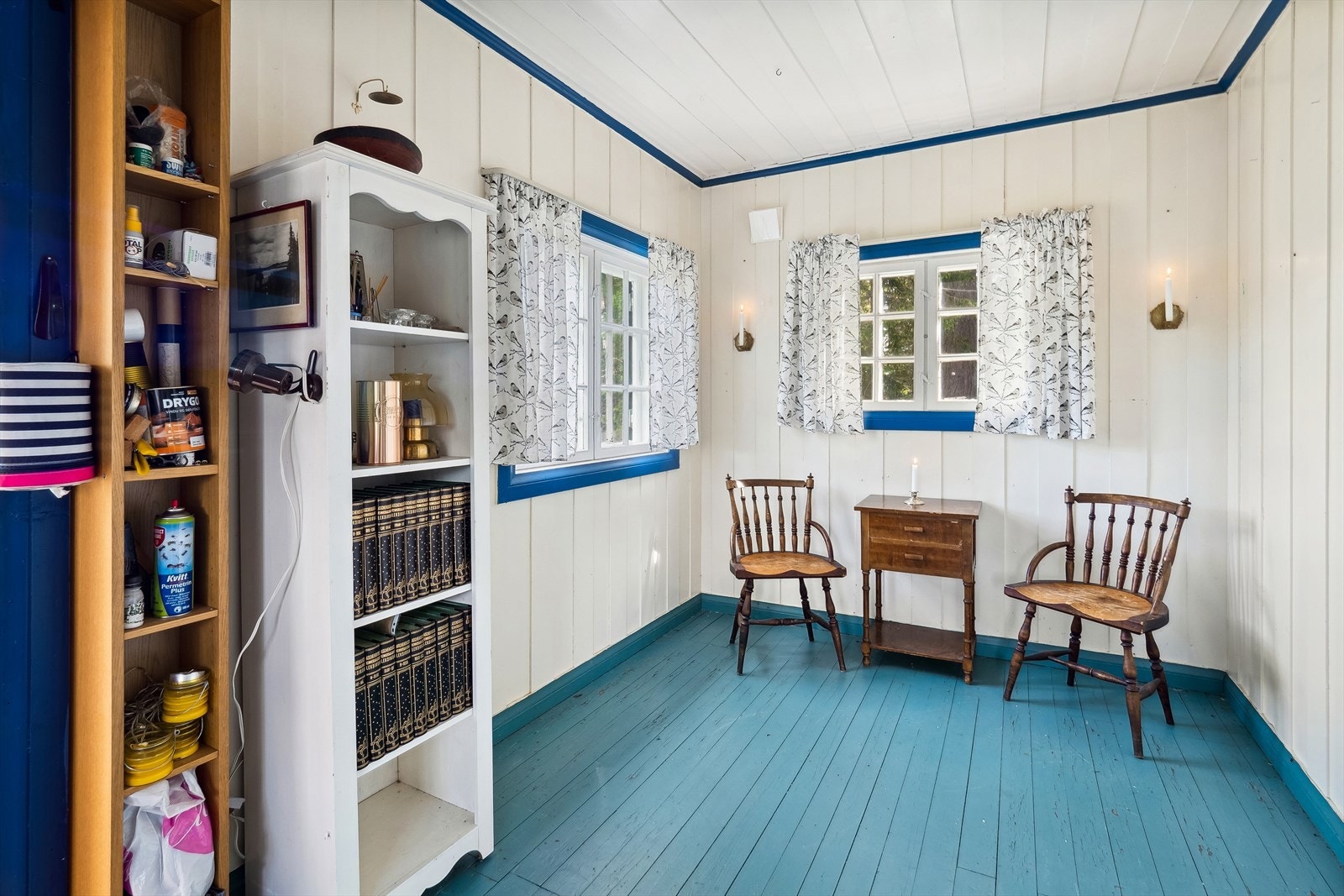 Stuen fremstår i malte flater. Galleribilde