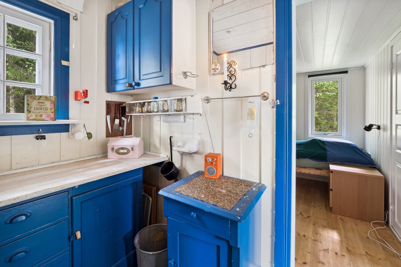 Enkelt hyttekjøkken uten innlagt vann. Galleribilde