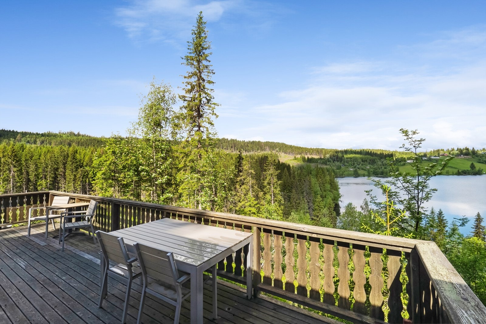 Hyggelig terrasse hvor man kan nyte solrike dager. Galleribilde