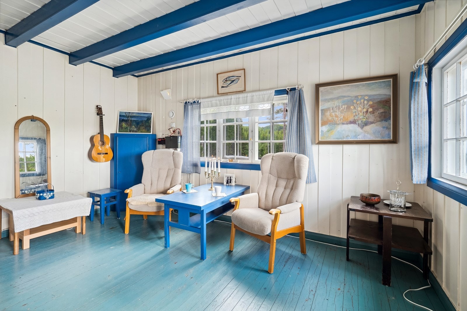 Stue med dragere i taket for ekstra hyttefølelse. Galleribilde