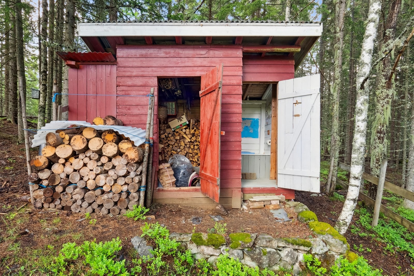 Vedskjul og utedo. Galleribilde