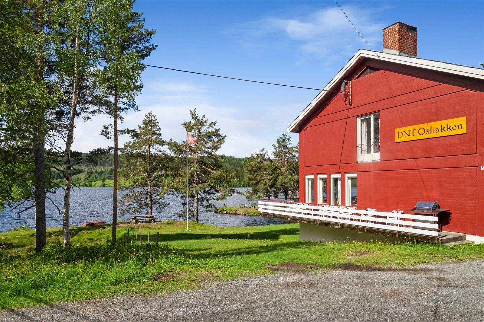 Fra nærområdet, ca. 3 min kjøring fra eiendommen ligger DNT Osbakken. Galleribilde