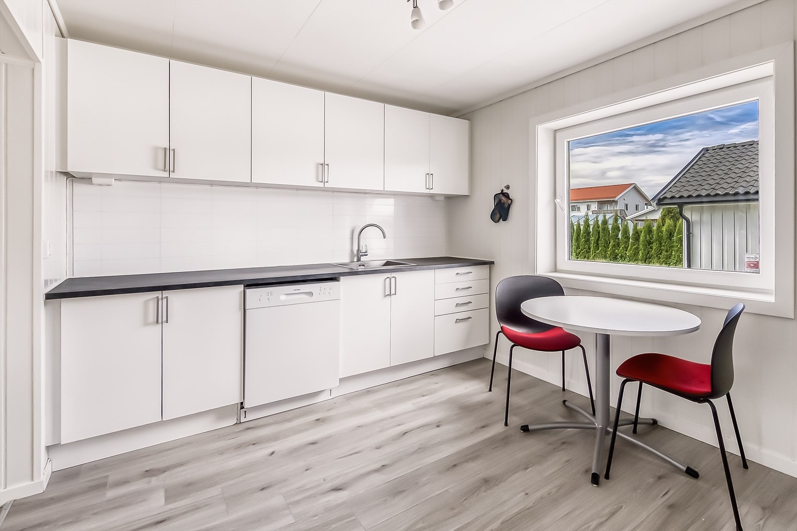 De fleste innvendige overflater er pusset opp i nyere tid hvor det er hovedsakelig pen laminat på gulv, hvitmalte vegger i panel og MDF panel, og hvitmalte himlinger med panel og takplater. Galleribilde