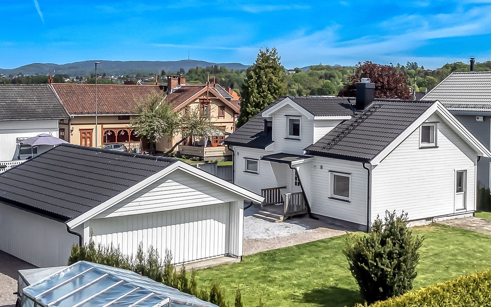 2018 ble det lagt nytt tak med takrenner og takstein på både bolig og garasje, etterisolert yttervegger og satt på vindsperre og kledning, satt inn ny innvendig trapp mellom hovedetasje og loftetasje og satt inn ny ytterdør. Galleribilde
