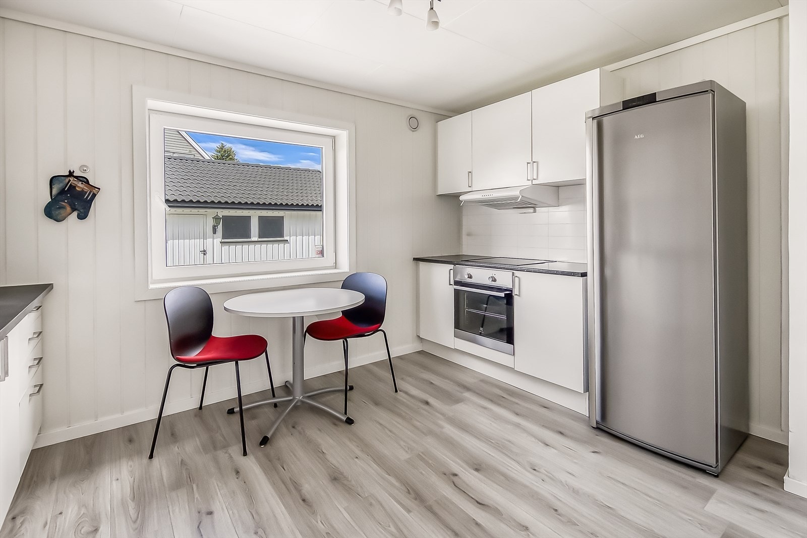 Moderne kjøkken med plass til spisebord. Galleribilde
