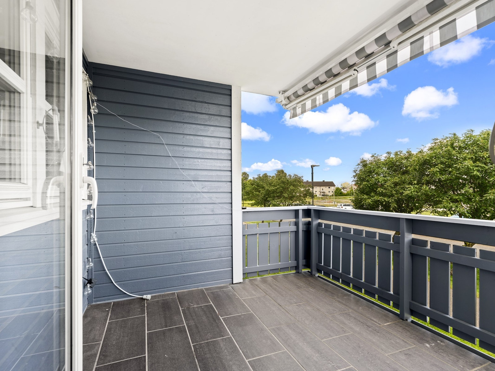 Sommerstid er det gode solforhold på verandaen fra ettermiddag til kveld. Galleribilde