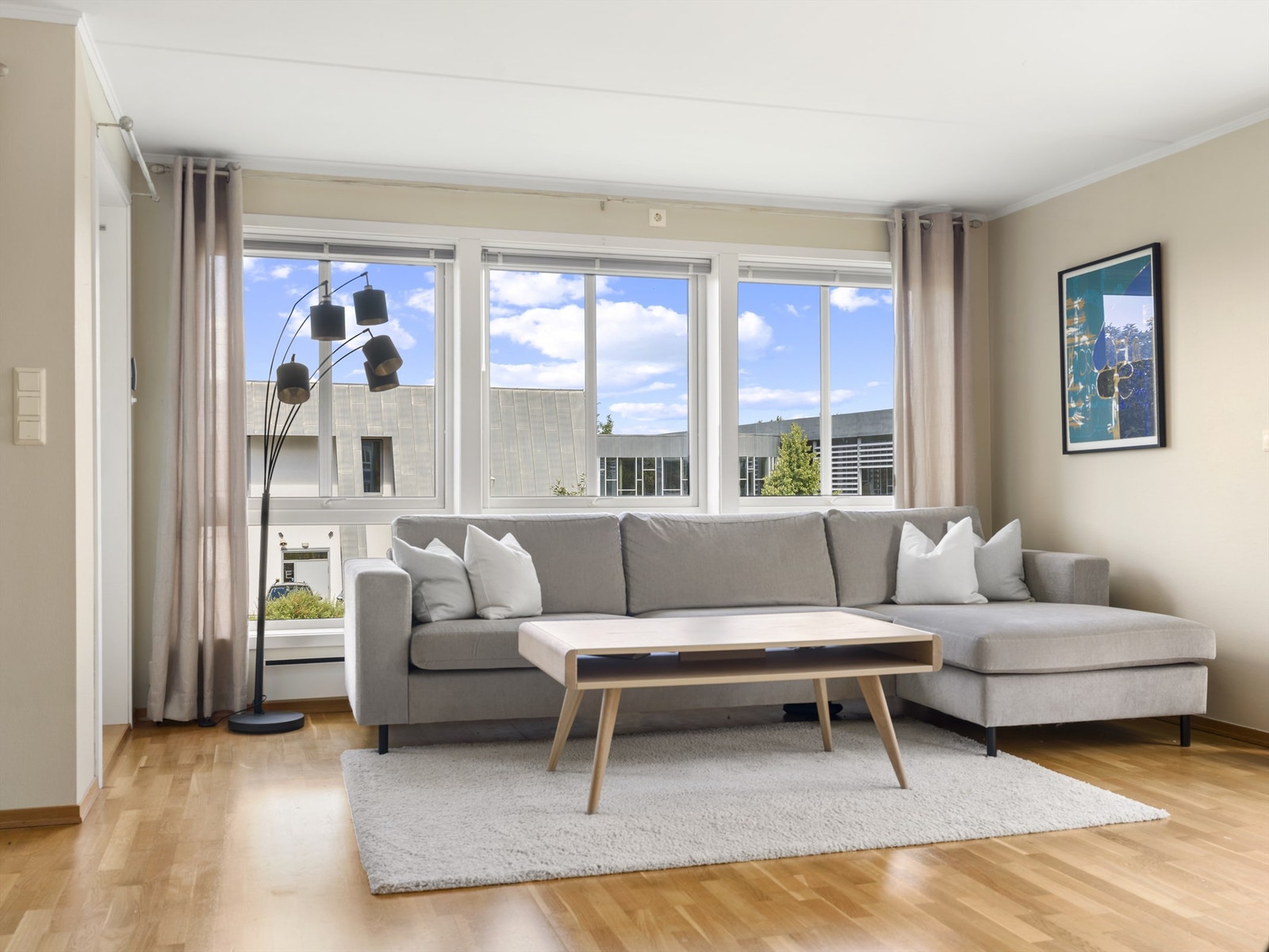 Gulvene er i de fleste rom av parkett, veggene av malt strie. Galleribilde