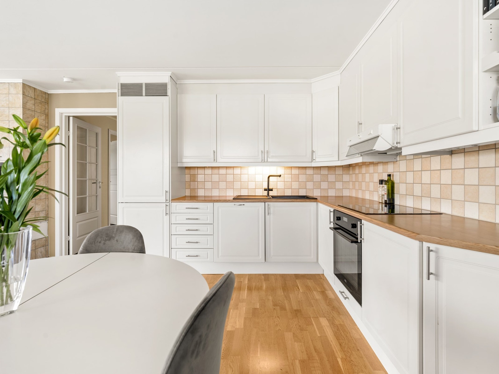 Alle kjøkkenets hvitevarer er integrert og medfølger. Galleribilde