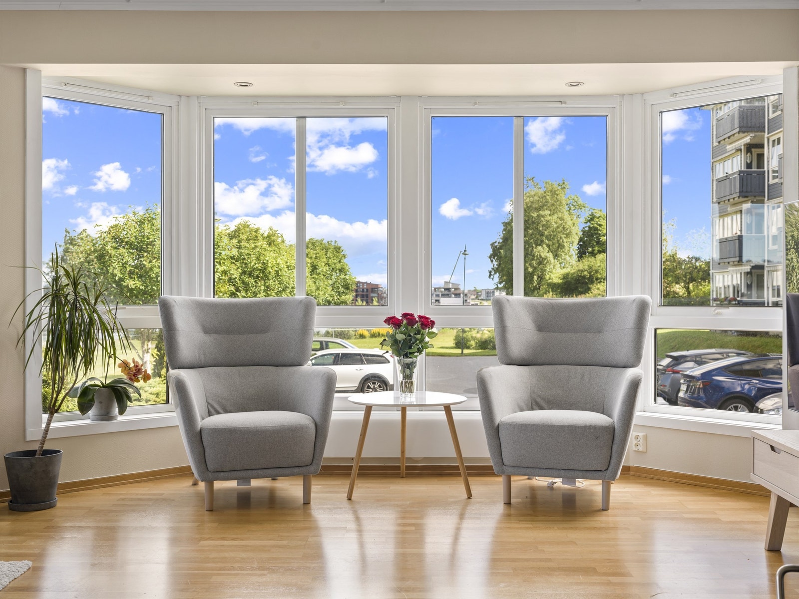 En rekke vinduer med til dels store flater fremmer gode lysforhold og gjør stuen luftig. Galleribilde