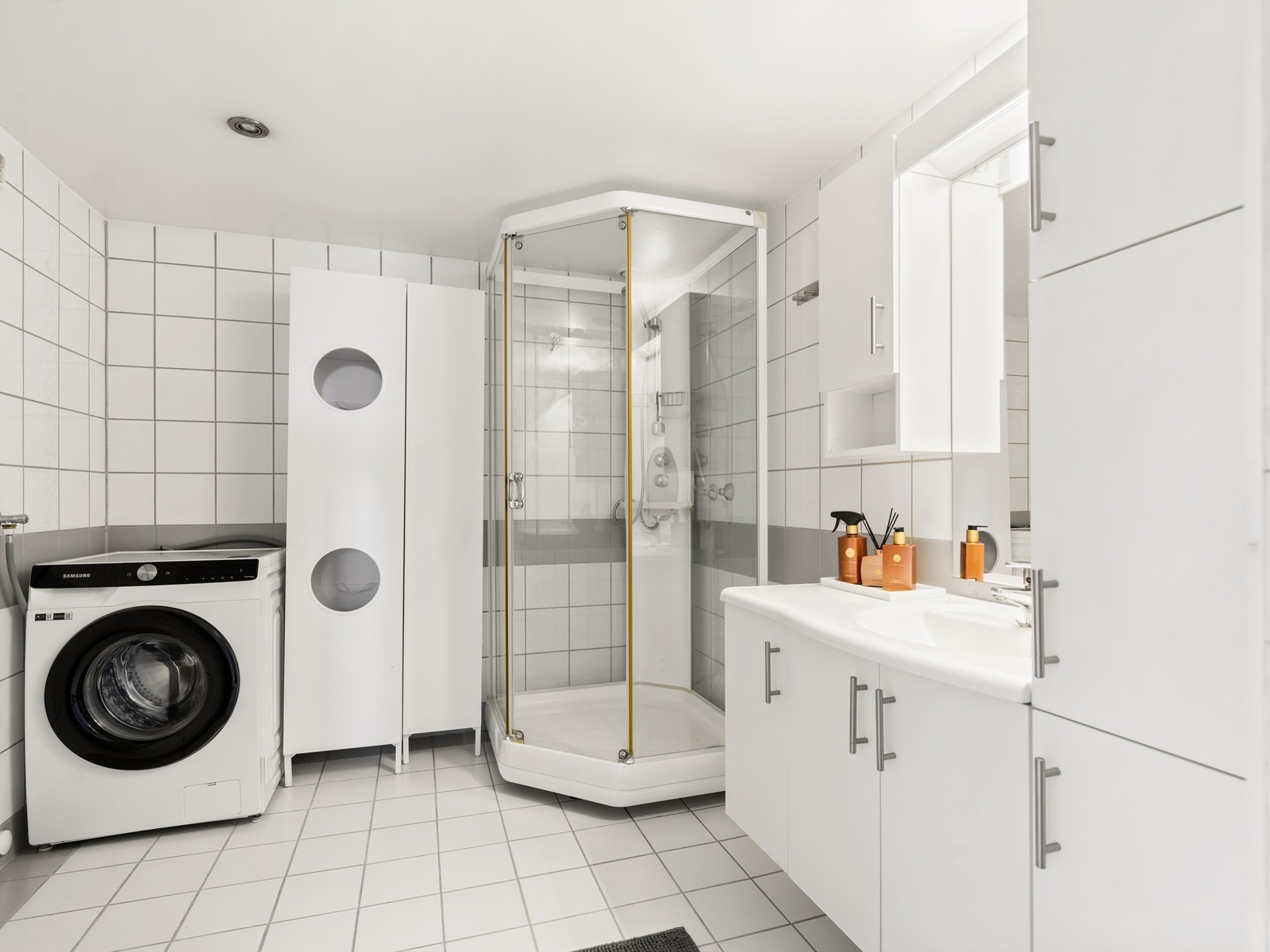 På badet er gulv og vegger flislagt, gulvet har også varme. Galleribilde