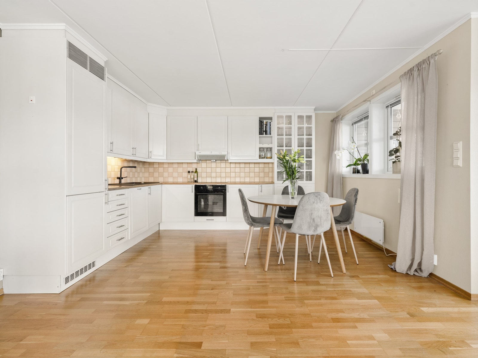 Kjøkkenets større antall av skap og skuffer har til sammen gode oppbevaringsmuligheter for utstyr til daglig bruk. Galleribilde