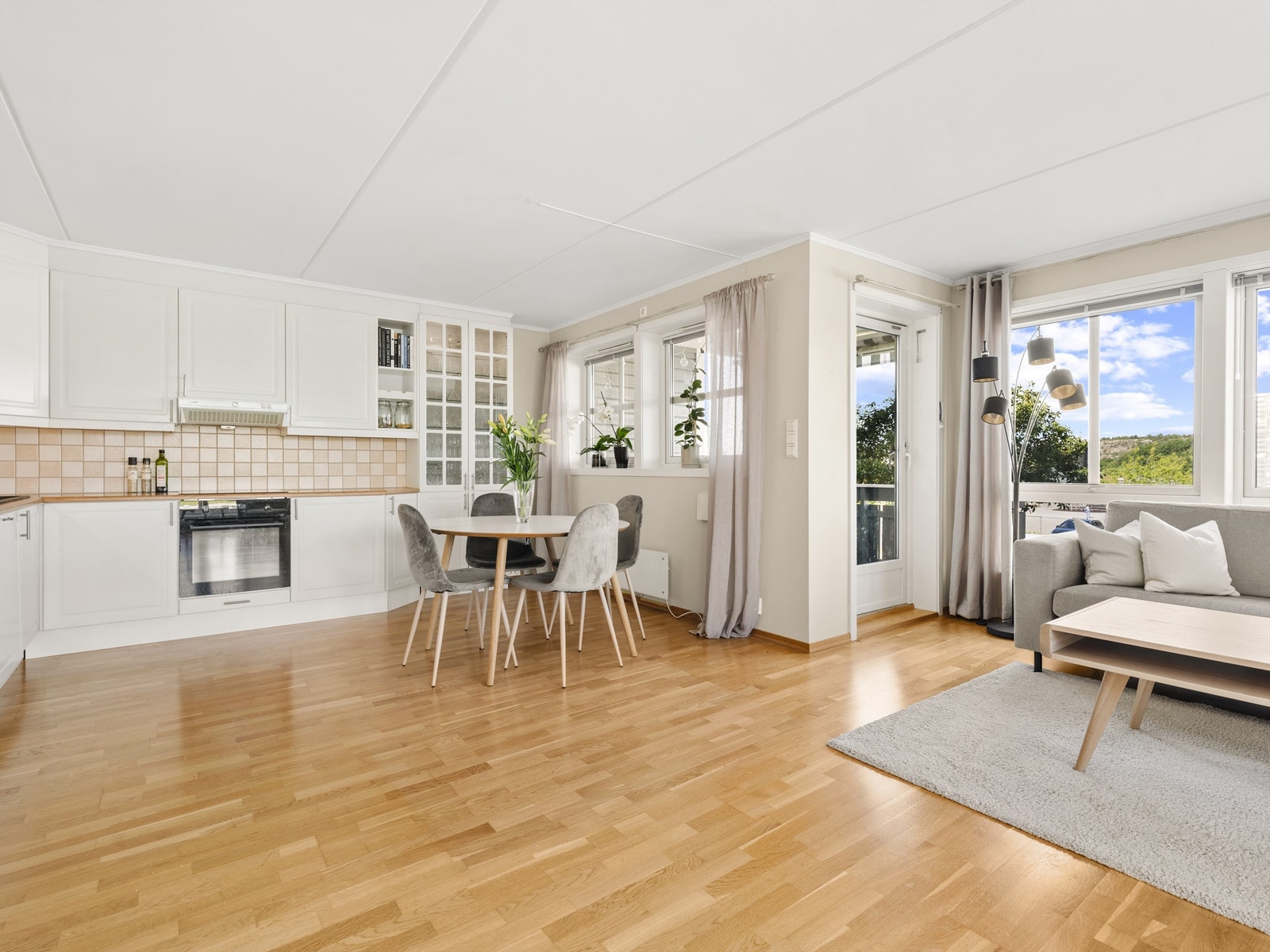 Leilighetens overflater og utstyr er hovedsakelig fra byggeåret, men velholdt. Galleribilde