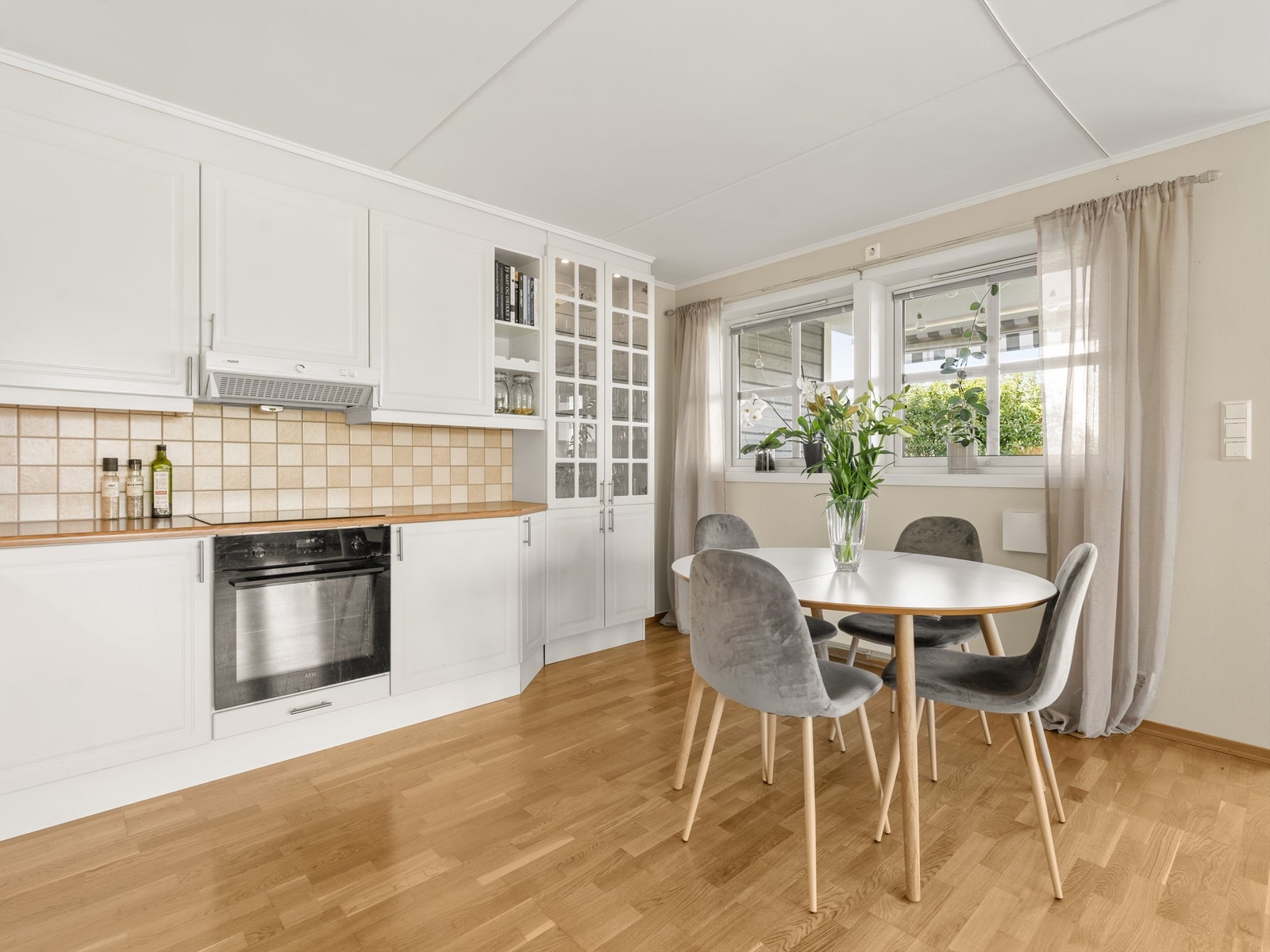 Stuens store areal gir mulighet for opptil tre sittegrupper - deriblant et frokostbord ved kjøkkenet. Galleribilde