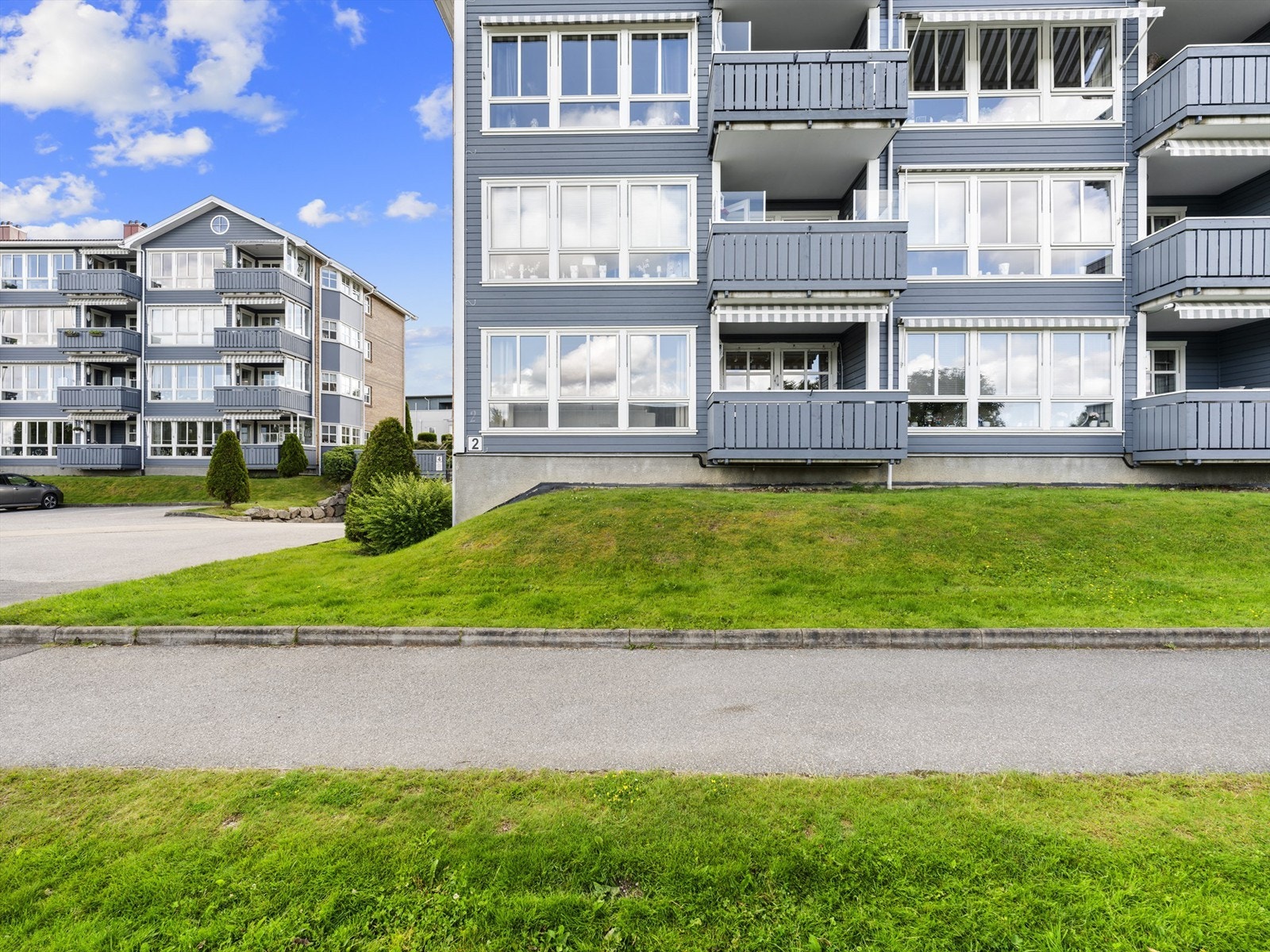 Leiligheten er gjennomgående i enden av første etasje, med veranda orientert i vestlig retning. Galleribilde