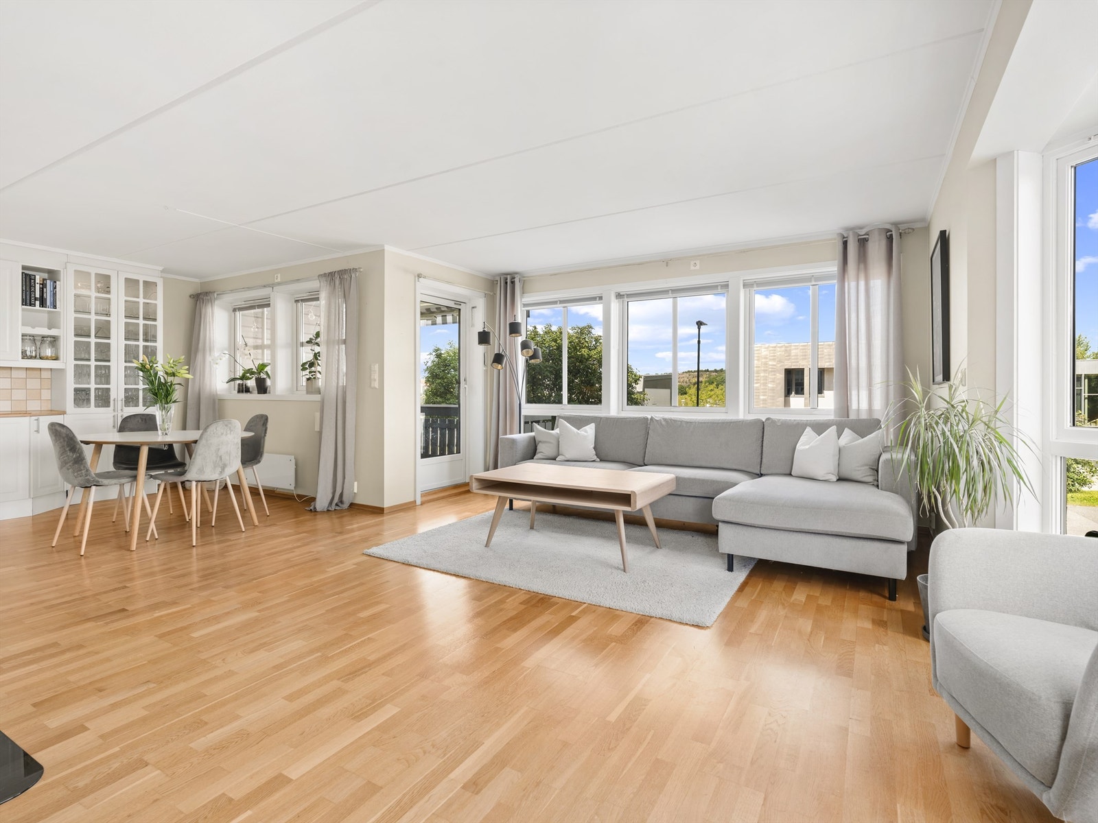 Leilighetens areal er effektivt disponert, blant annet med stuen og kjøkkenet samlet i åpen løsning. Galleribilde