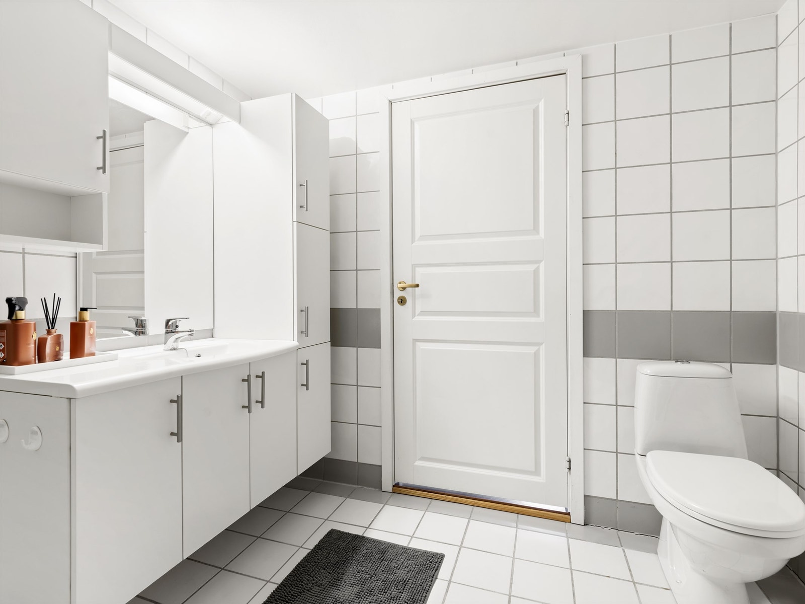 Badets over 6 kvm. er praktisk til kombinert bruk som vaskerom. Galleribilde