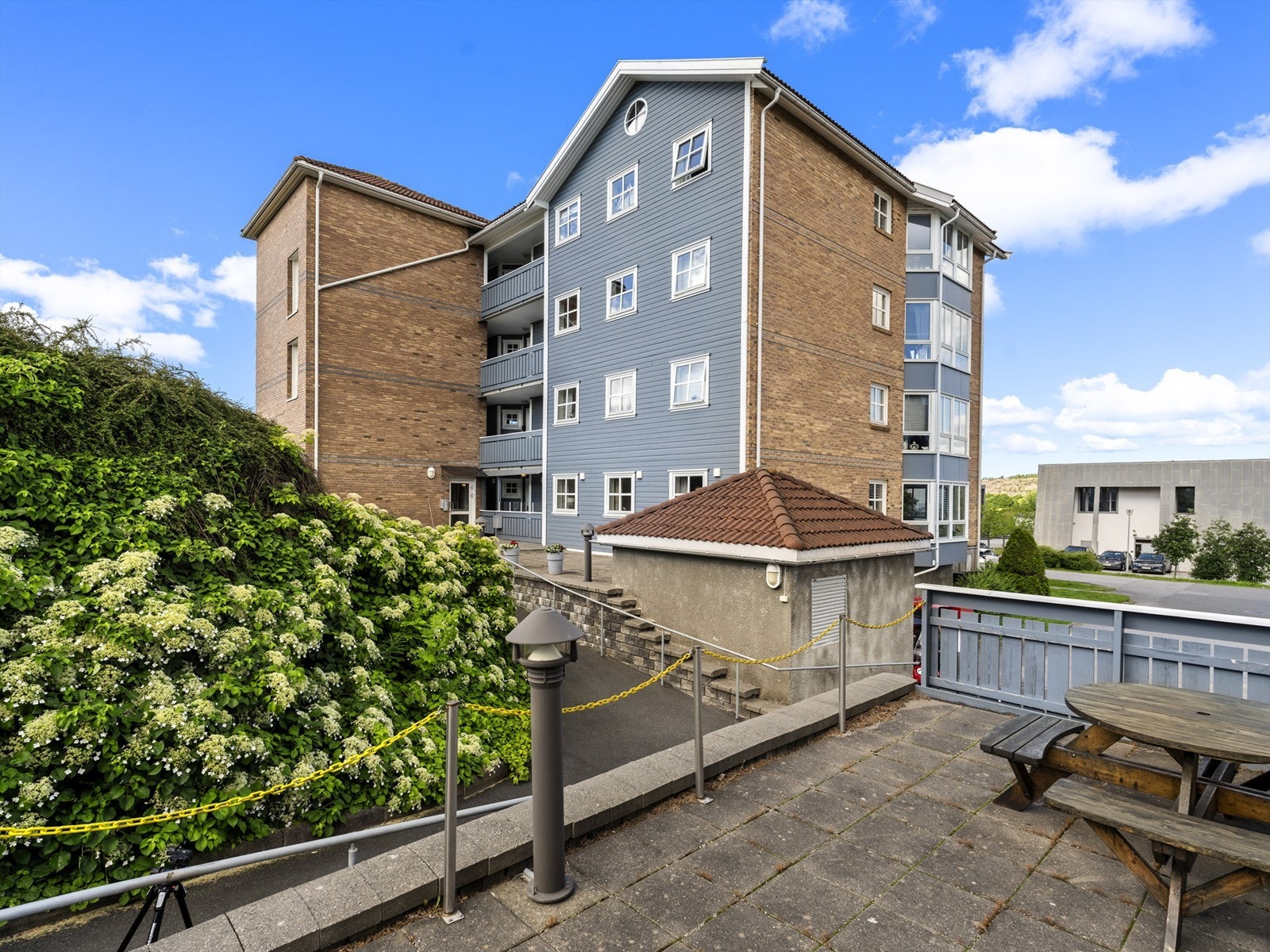 Huseby Gård er et veldrevet sameie. Utearealene har et parkmessig preg og inkluderer asfalterte gangveier. Galleribilde