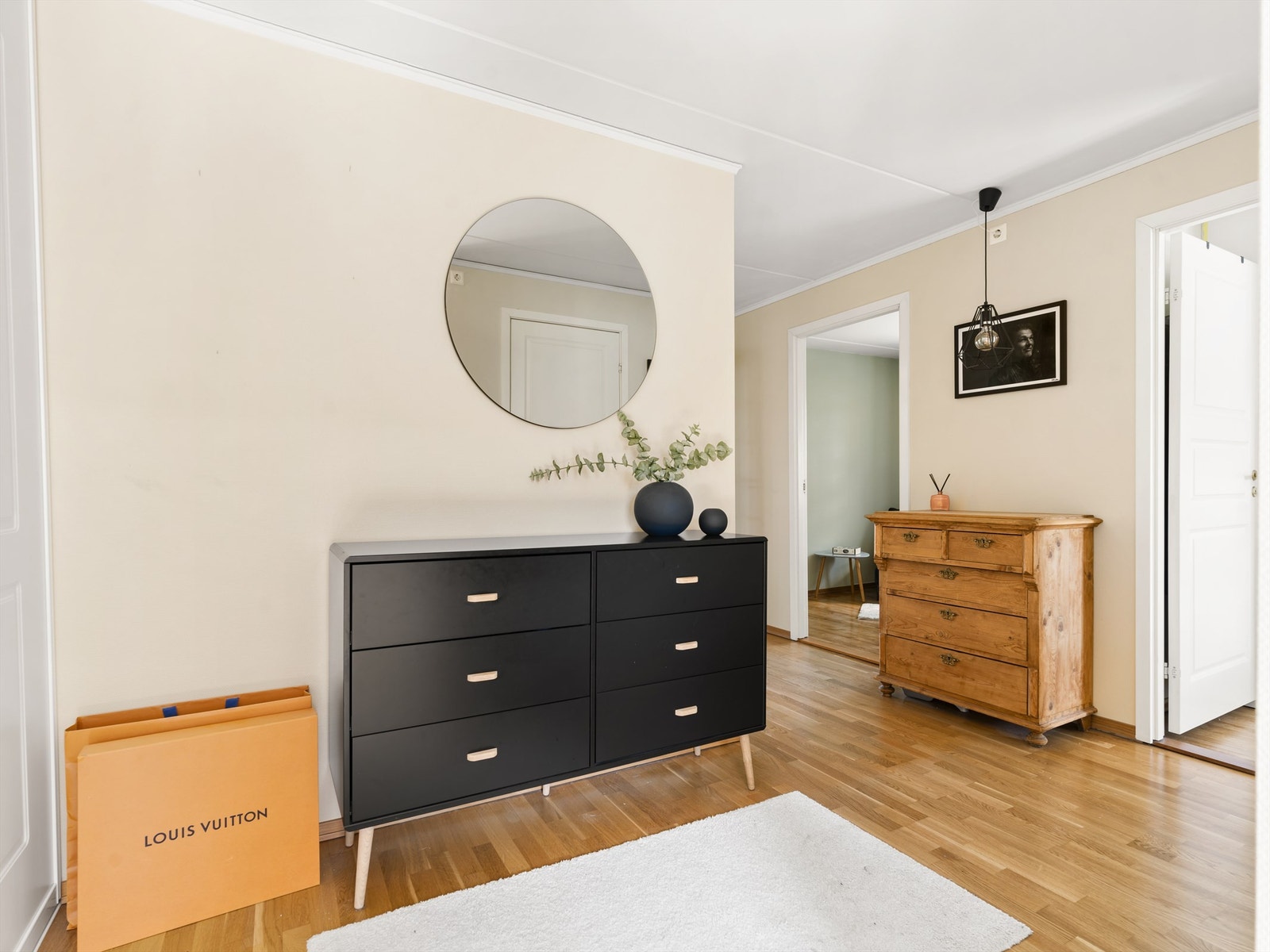 Entreen og gangen har til sammen stor plass til av- og påkledning. Galleribilde