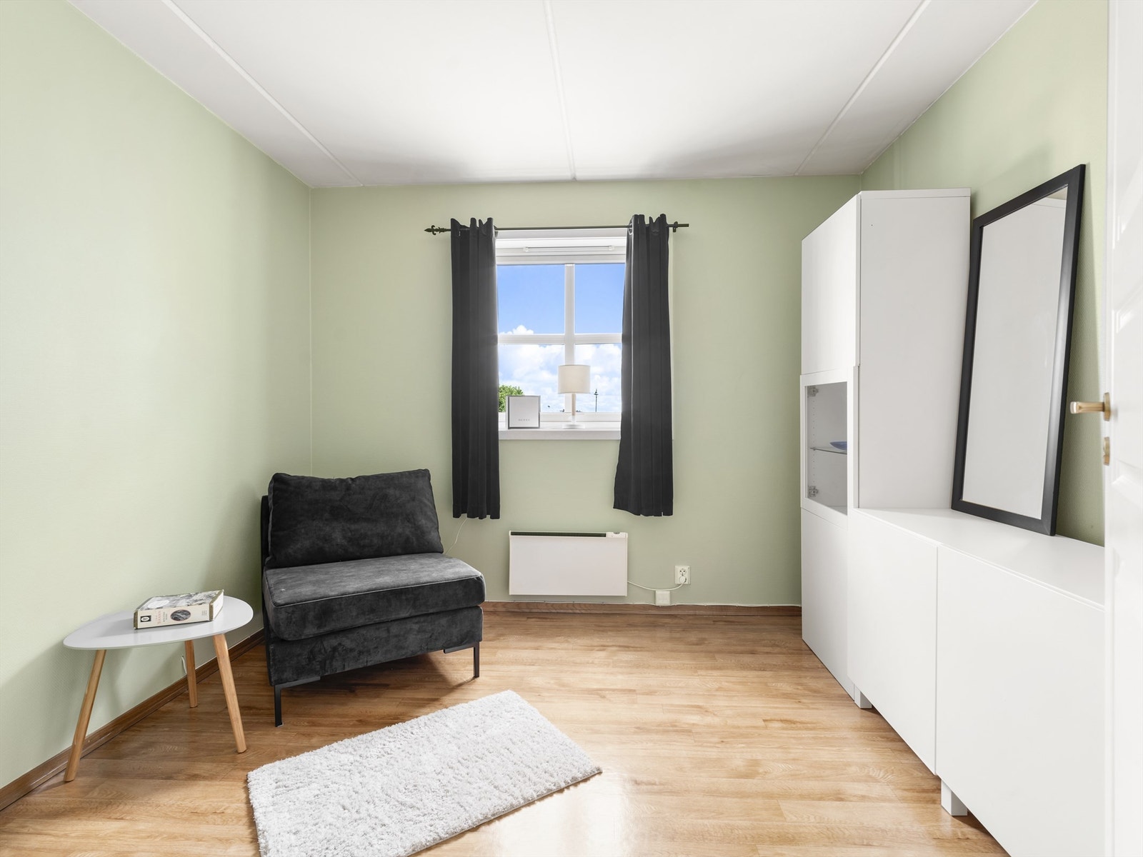 Dette soverommet er også malt gjennom det seneste året og er med ca. 6 kvm. gulvflate et velfungerende barne-/gjesterom. Galleribilde