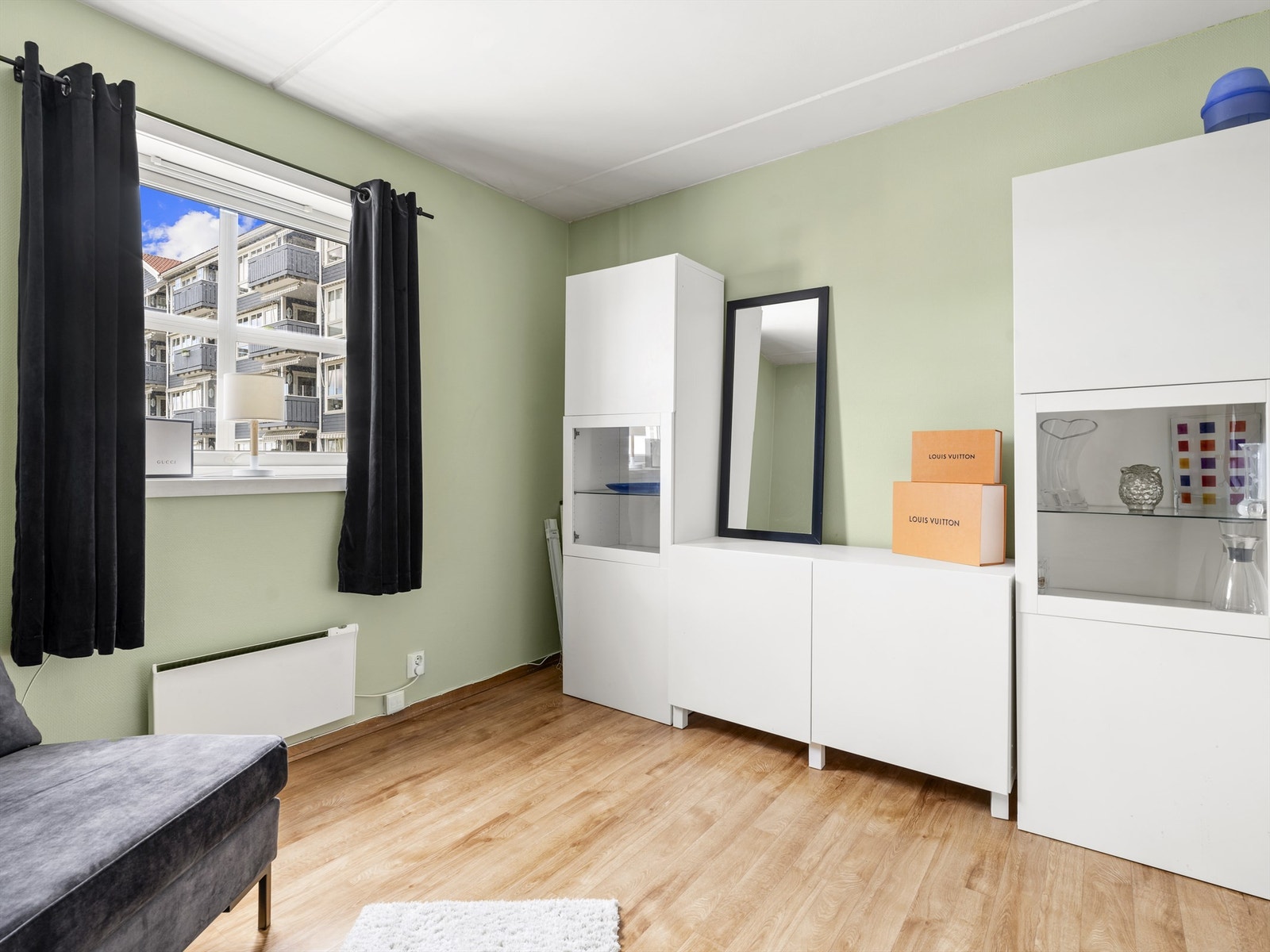 Leiligheten inneholder også ytterligere et soverom, med nesten 9 kvm. gulvflate. Galleribilde