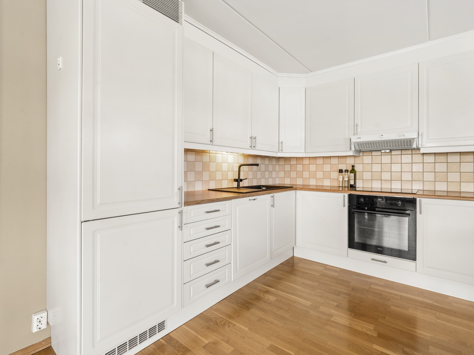 Kjøkkenet er i løpet av det siste året oppgradert med ny platetopp og stekeovn, ny vask i kompositt og nytt blandebatteri. Galleribilde